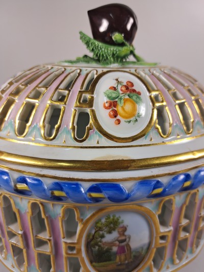 27062643d - Lidded vessel/scented vessel, Meissen, around 1800, porcelain, lid crown in the shape of ...