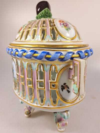 27062643f - Lidded vessel/scented vessel, Meissen, around 1800, porcelain, lid crown in the shape of ...