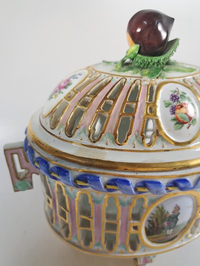 27062643h - Lidded vessel/scented vessel, Meissen, around 1800, porcelain, lid crown in the shape of ...