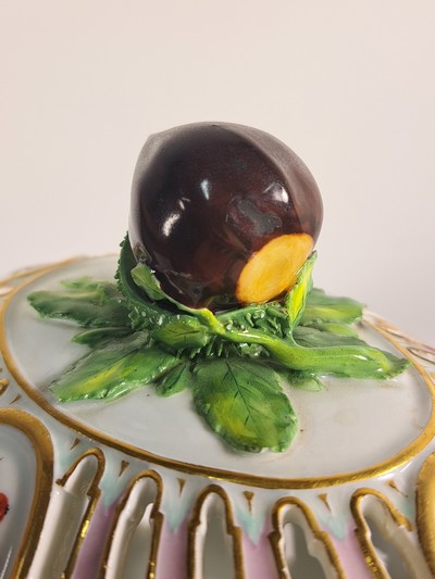 27062643i - Lidded vessel/scented vessel, Meissen, around 1800, porcelain, lid crown in the shape of ...