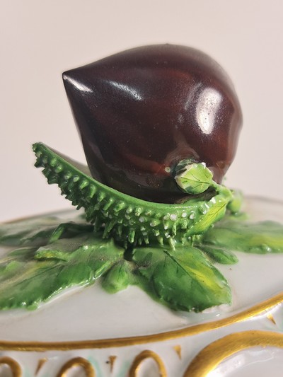 27062643j - Lidded vessel/scented vessel, Meissen, around 1800, porcelain, lid crown in the shape of ...