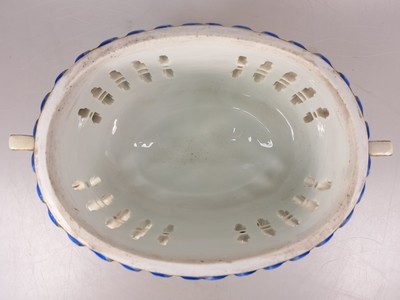 27062643n - Lidded vessel/scented vessel, Meissen, around 1800, porcelain, lid crown in the shape of ...