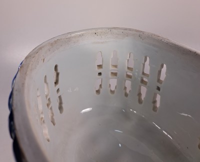 27062643o - Lidded vessel/scented vessel, Meissen, around 1800, porcelain, lid crown in the shape of ...