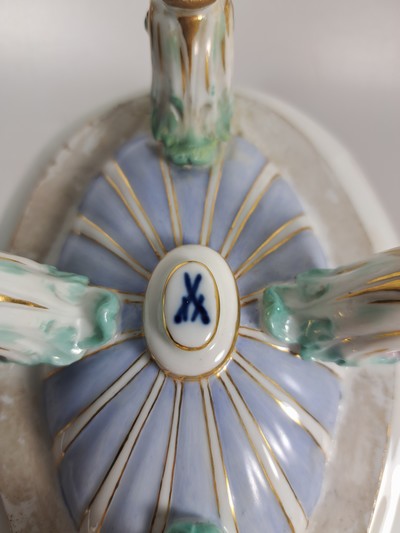 27062643q - Lidded vessel/scented vessel, Meissen, around 1800, porcelain, lid crown in the shape of ...