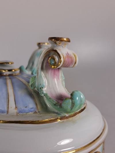 27062643r - Lidded vessel/scented vessel, Meissen, around 1800, porcelain, lid crown in the shape of ...