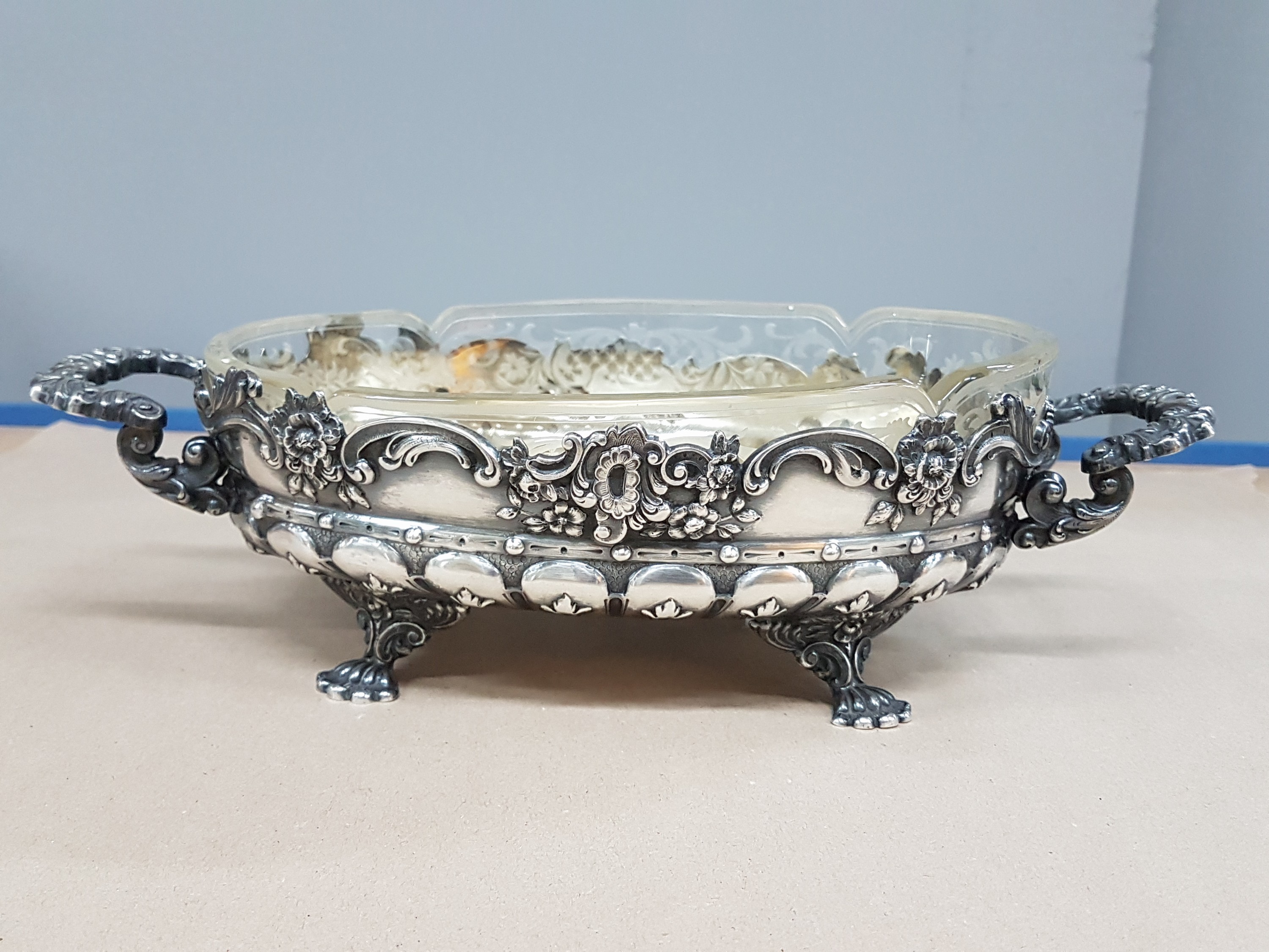 Detail a: Jardiniere mit Glaseinsatz, Vincent Carl Dub (1852-1924), Österreich, 1867-72, 800er, innenvergoldet, Reliefzier mit Rocaillen und Blüten, Glas ...