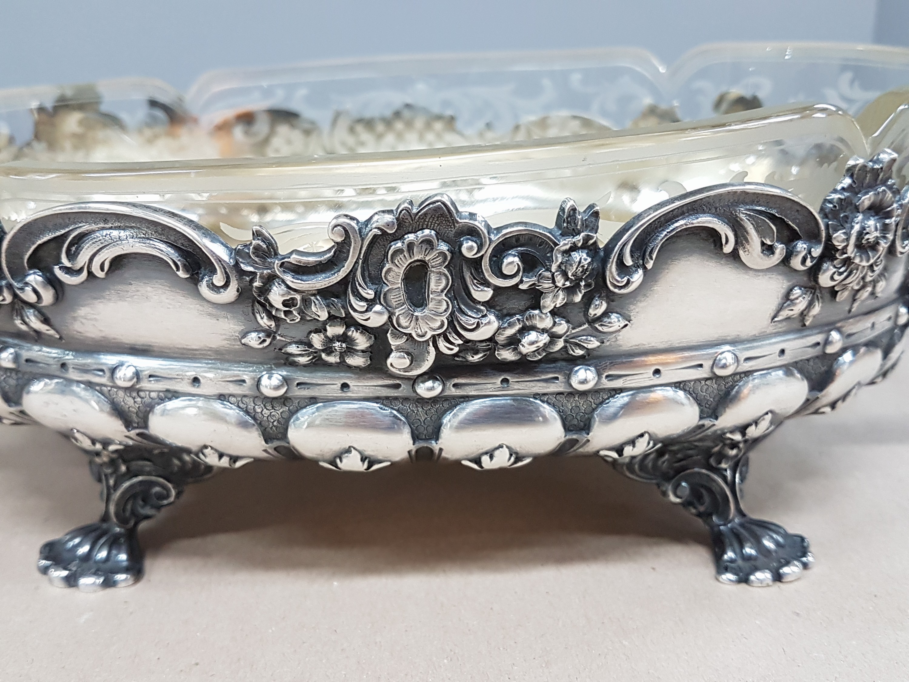Detail b: Jardiniere mit Glaseinsatz, Vincent Carl Dub (1852-1924), Österreich, 1867-72, 800er, innenvergoldet, Reliefzier mit Rocaillen und Blüten, Glas ...