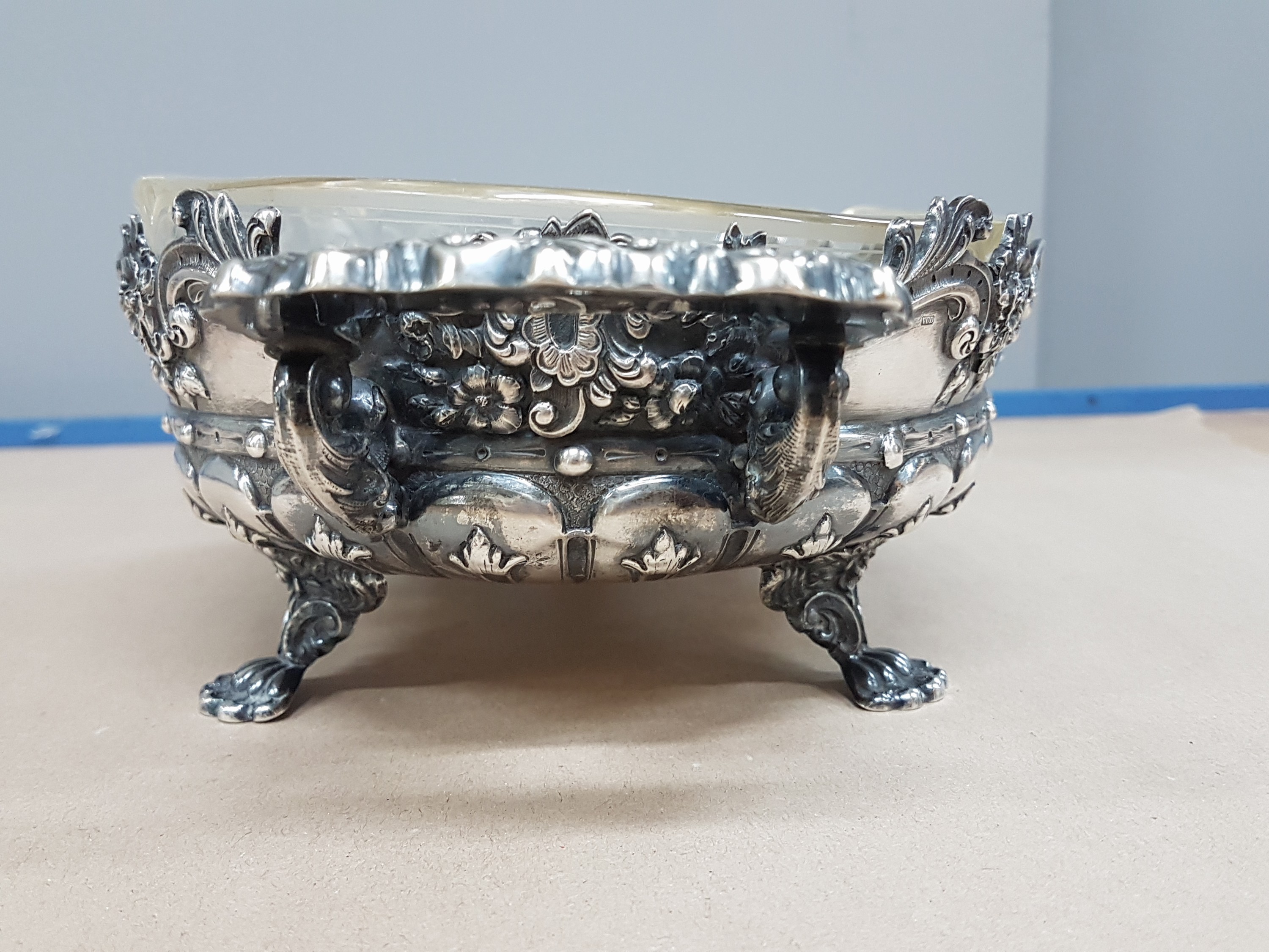Detail c: Jardiniere mit Glaseinsatz, Vincent Carl Dub (1852-1924), Österreich, 1867-72, 800er, innenvergoldet, Reliefzier mit Rocaillen und Blüten, Glas ...