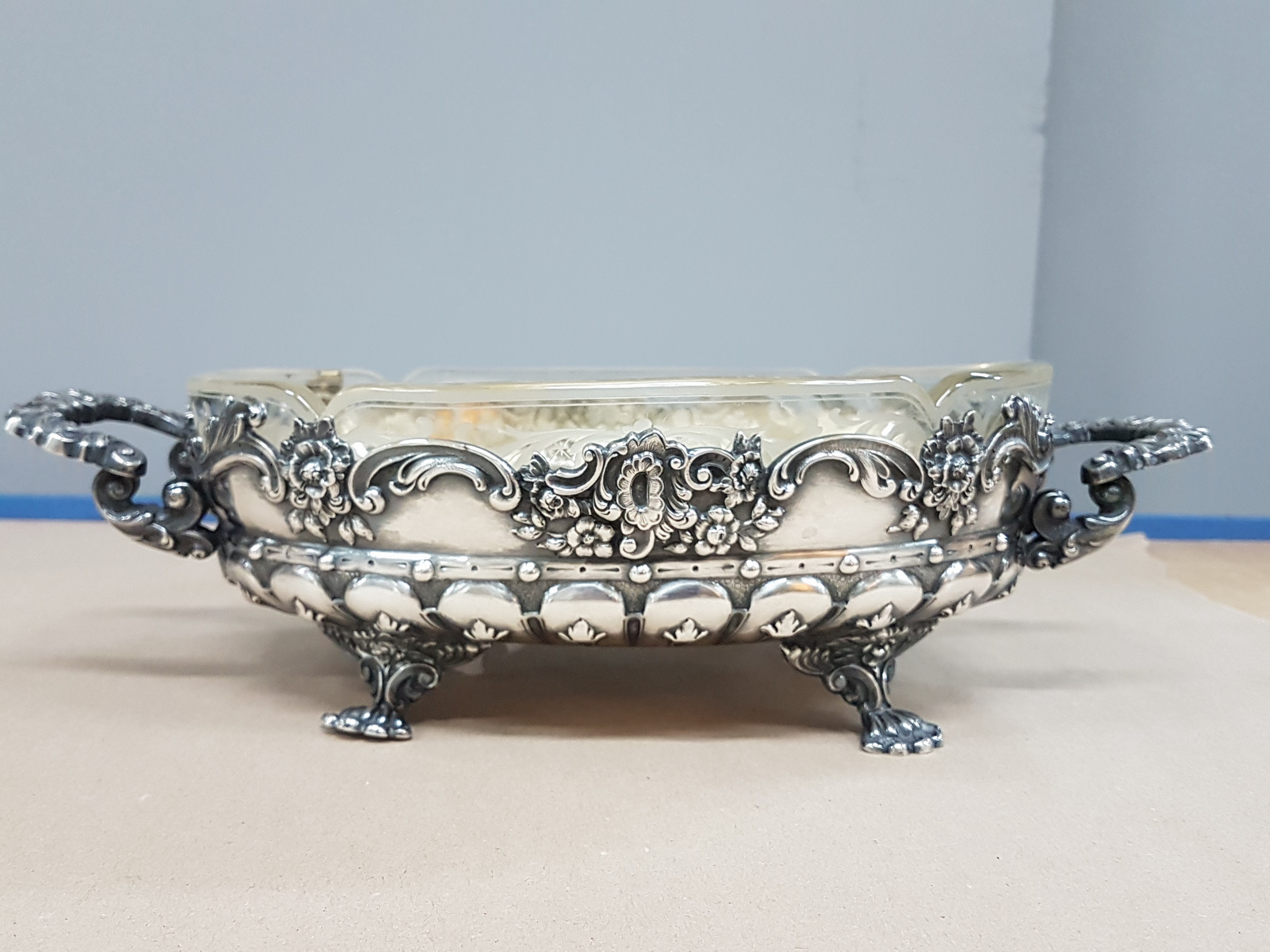 Detail d: Jardiniere mit Glaseinsatz, Vincent Carl Dub (1852-1924), Österreich, 1867-72, 800er, innenvergoldet, Reliefzier mit Rocaillen und Blüten, Glas ...
