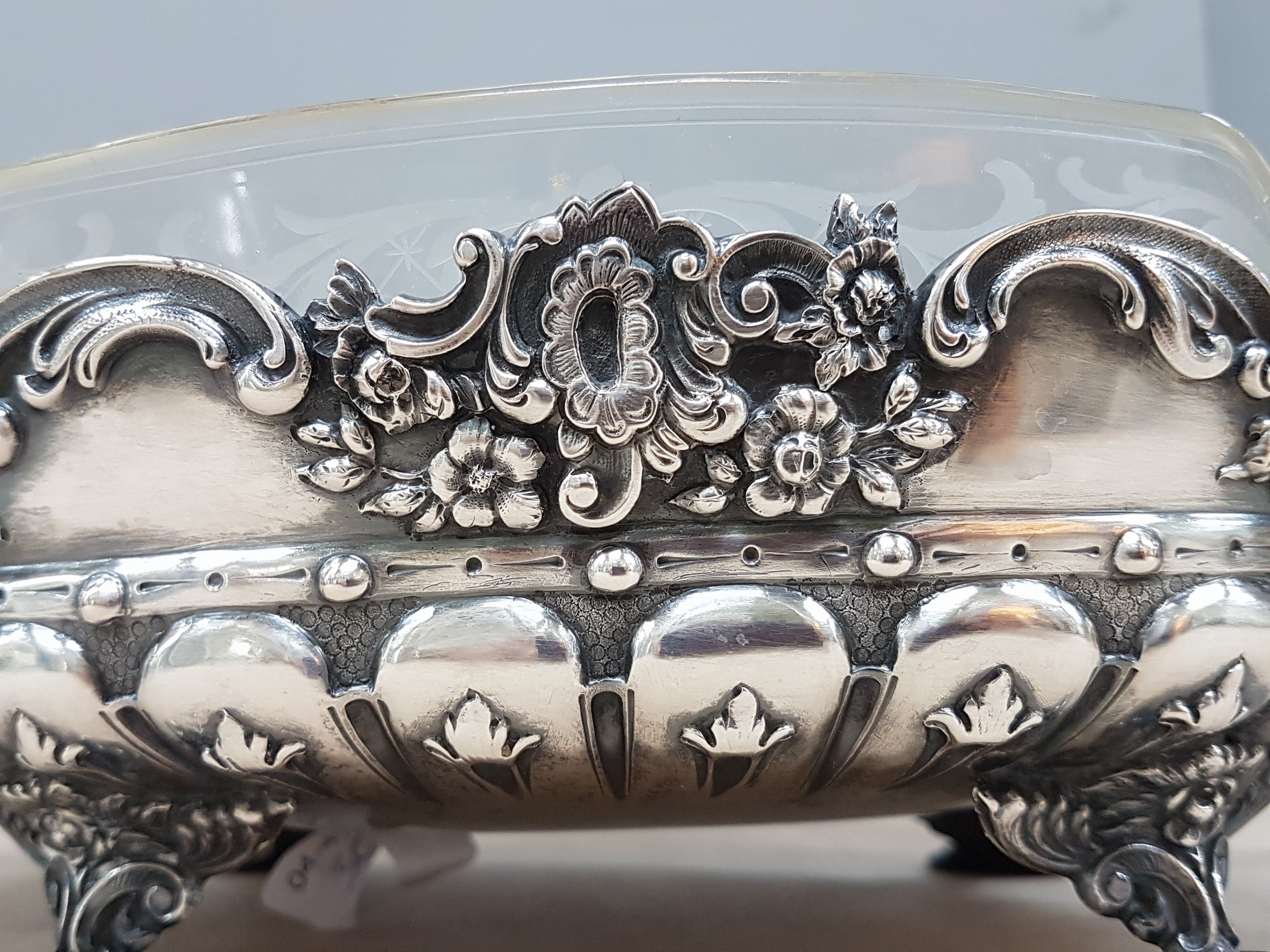 Detail e: Jardiniere mit Glaseinsatz, Vincent Carl Dub (1852-1924), Österreich, 1867-72, 800er, innenvergoldet, Reliefzier mit Rocaillen und Blüten, Glas ...
