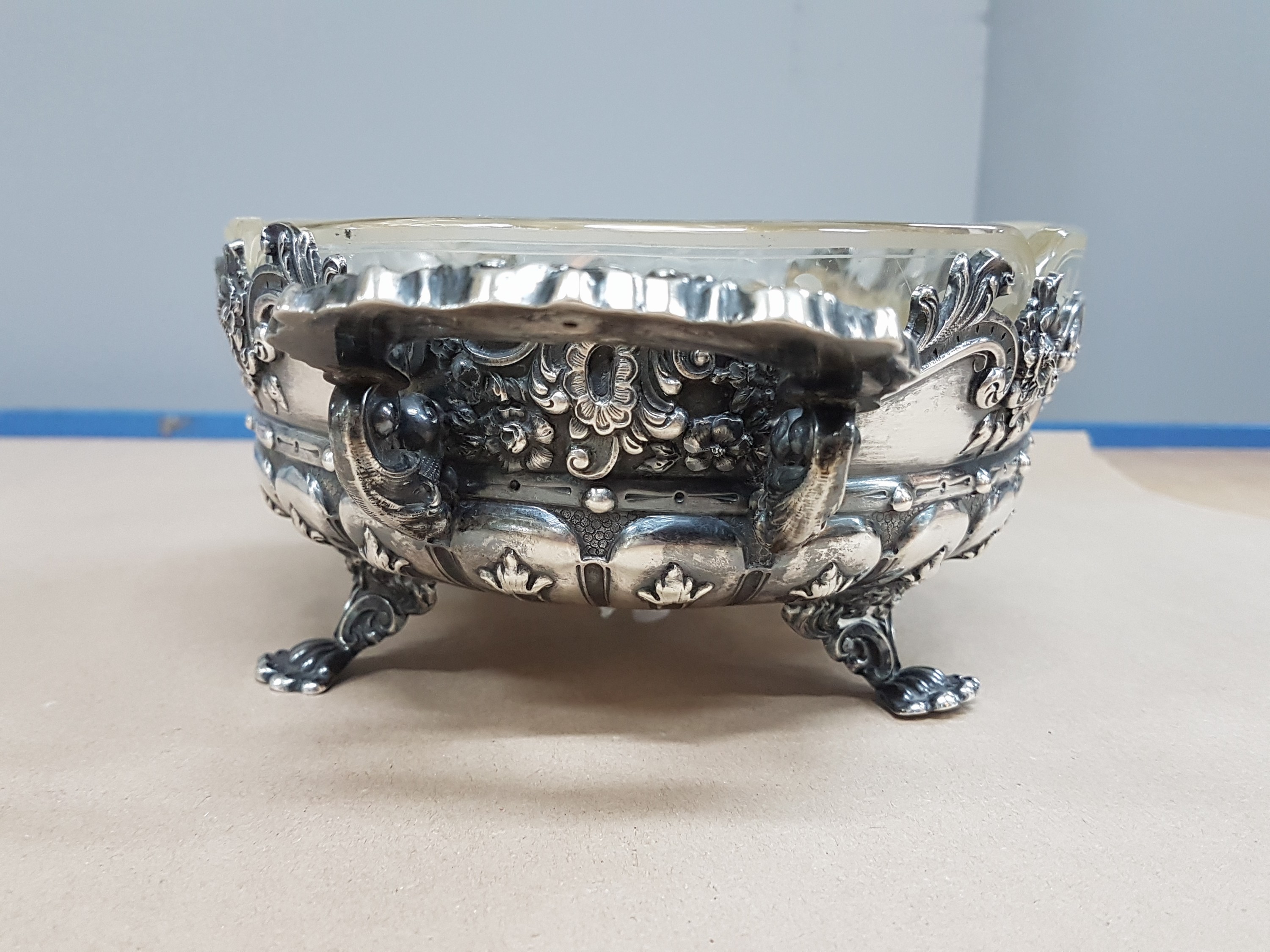 Detail f: Jardiniere mit Glaseinsatz, Vincent Carl Dub (1852-1924), Österreich, 1867-72, 800er, innenvergoldet, Reliefzier mit Rocaillen und Blüten, Glas ...