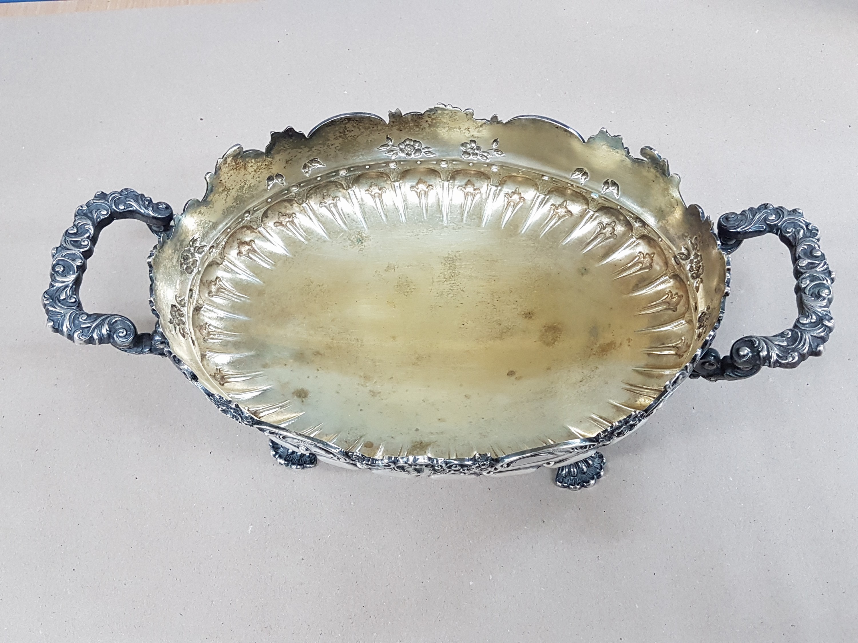 Detail g: Jardiniere mit Glaseinsatz, Vincent Carl Dub (1852-1924), Österreich, 1867-72, 800er, innenvergoldet, Reliefzier mit Rocaillen und Blüten, Glas ...