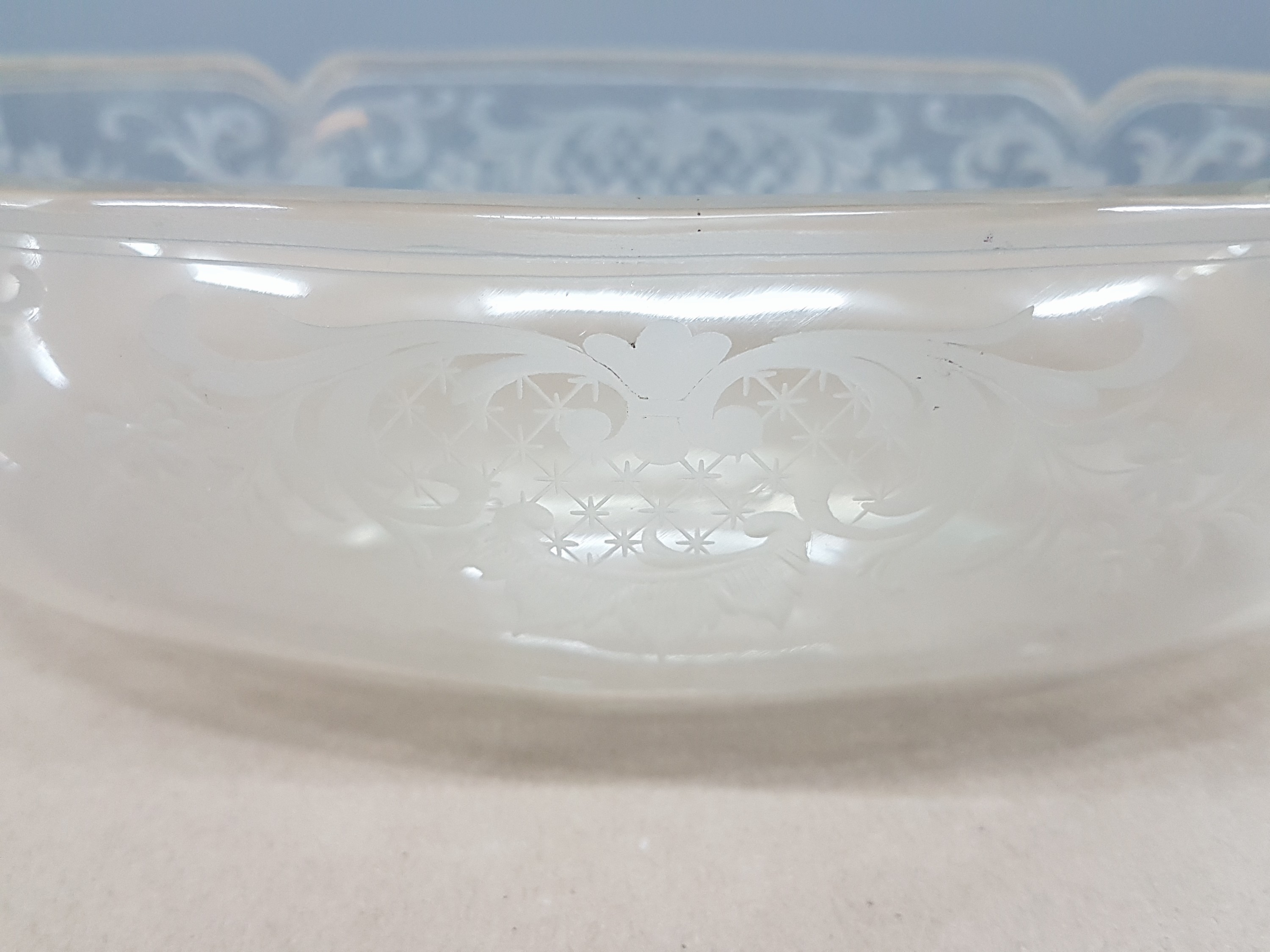 Detail j: Jardiniere mit Glaseinsatz, Vincent Carl Dub (1852-1924), Österreich, 1867-72, 800er, innenvergoldet, Reliefzier mit Rocaillen und Blüten, Glas ...