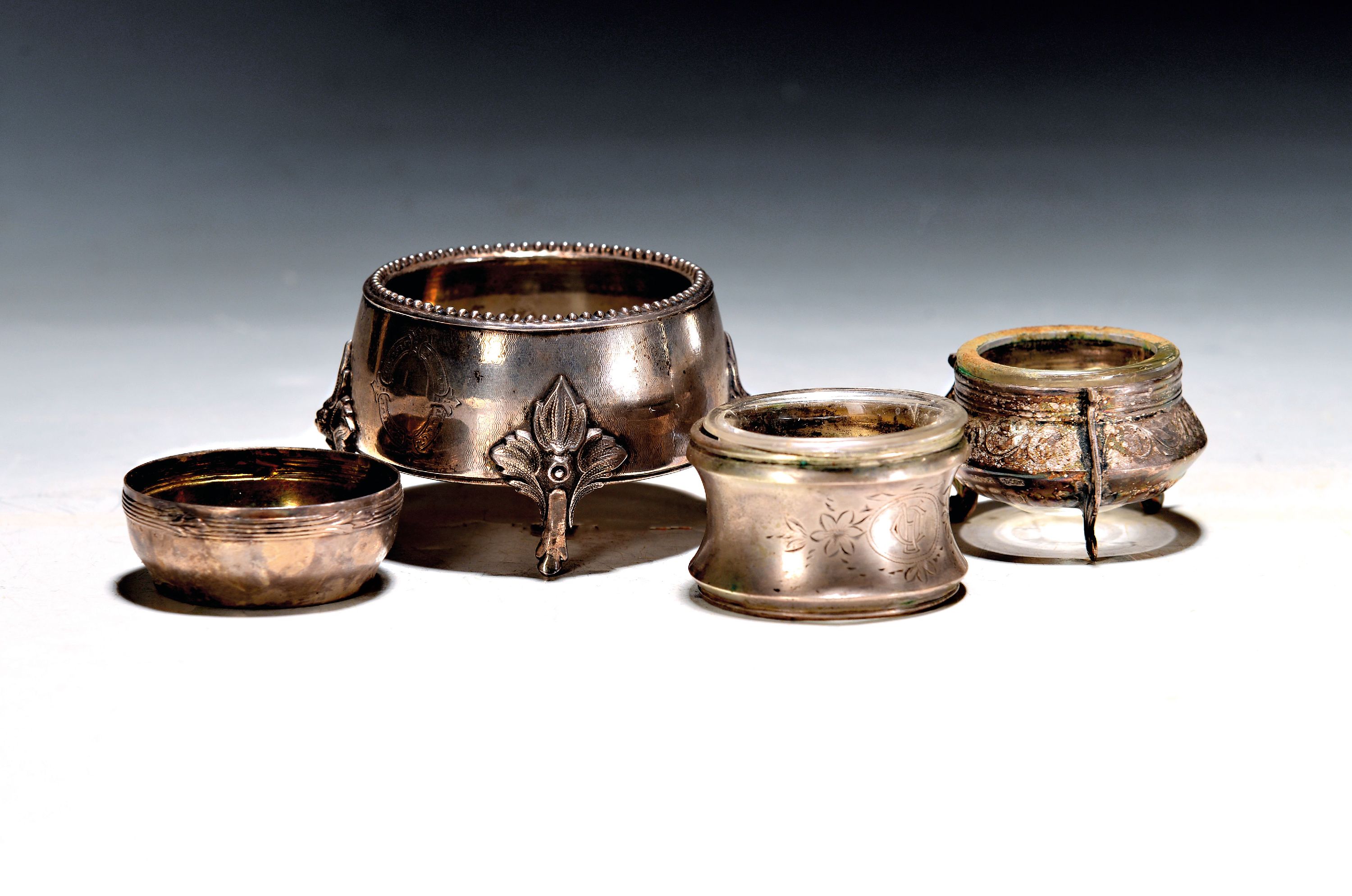 Image 27062803 - 4 Salieren, deutsch, 19.Jh., 3x Silber, 1x WMF, 2x mit Glaseinsätzen, Silber: ca. 150g, ...