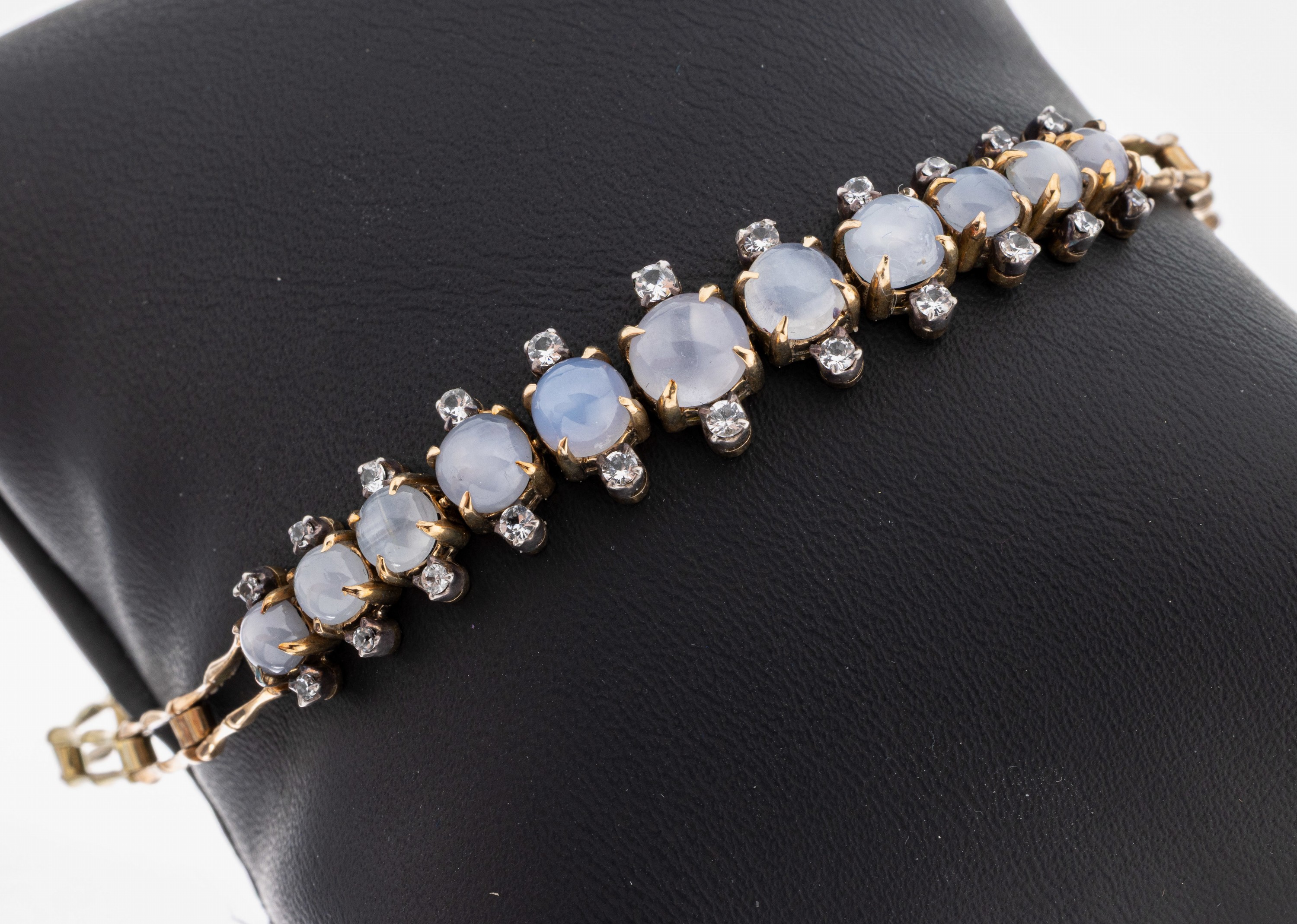 Image 27062804 - 14 kt Gold Saphir-Armband, GG/WG 585/000 gepr., 11 runde Sternsaphir-Cabochons zus. ...