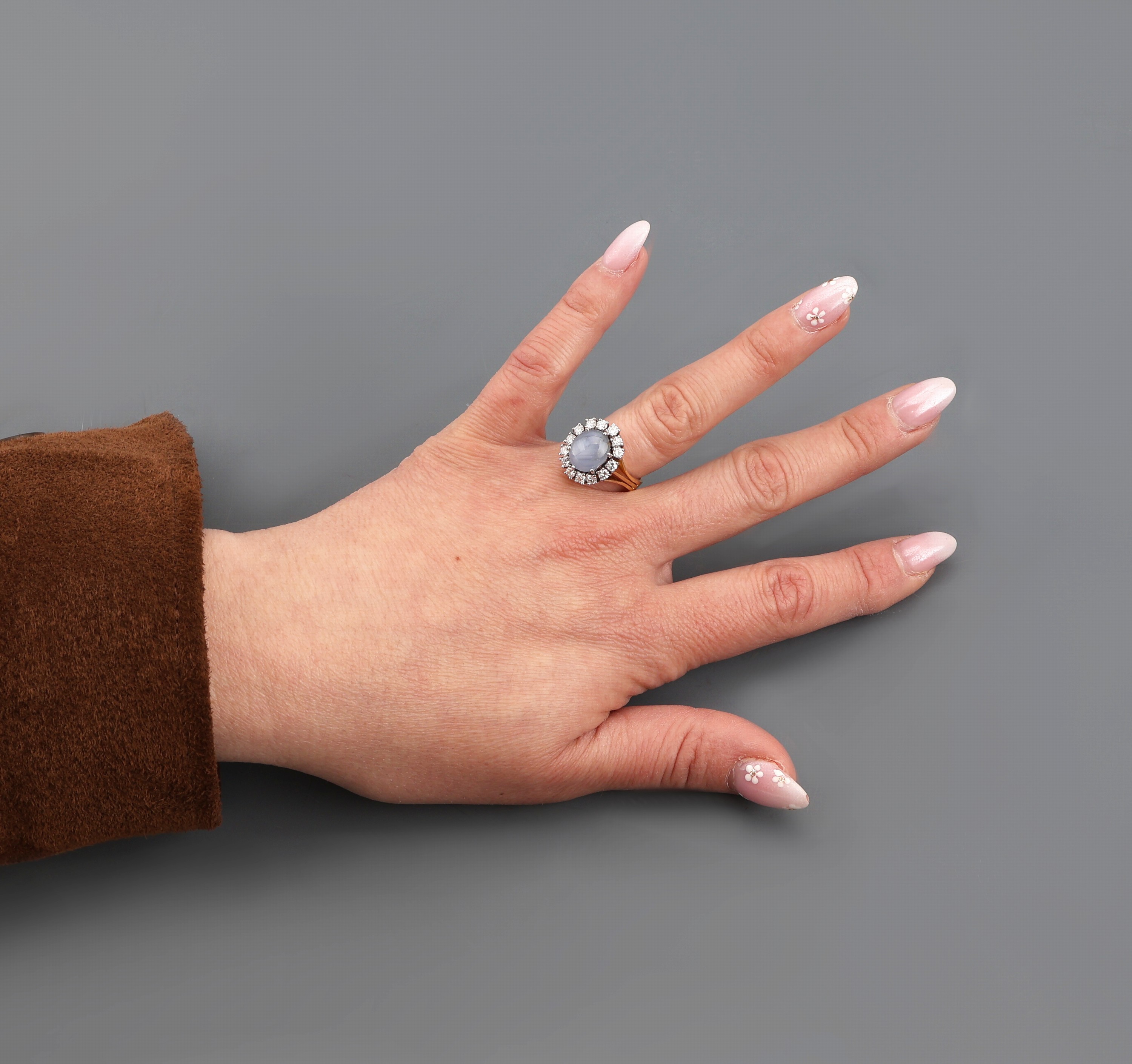 Image 27062805 - 18 kt gold sapphire-brilliant-ring , YG/WG 750/000, centered oval star sapphire-cabochon ...