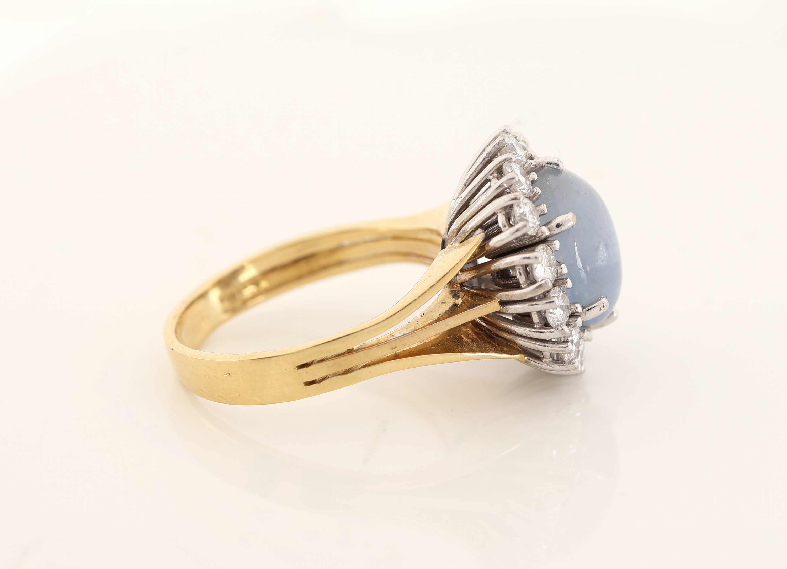 Detail b: 18 kt Gold Saphir-Brillant-Ring, GG/WG 750/000, mittig ovaler Sternsaphir-Cabochon ca. 4.50 ct, 14 Brillanten zus. ca. 0.70 ct feines ...