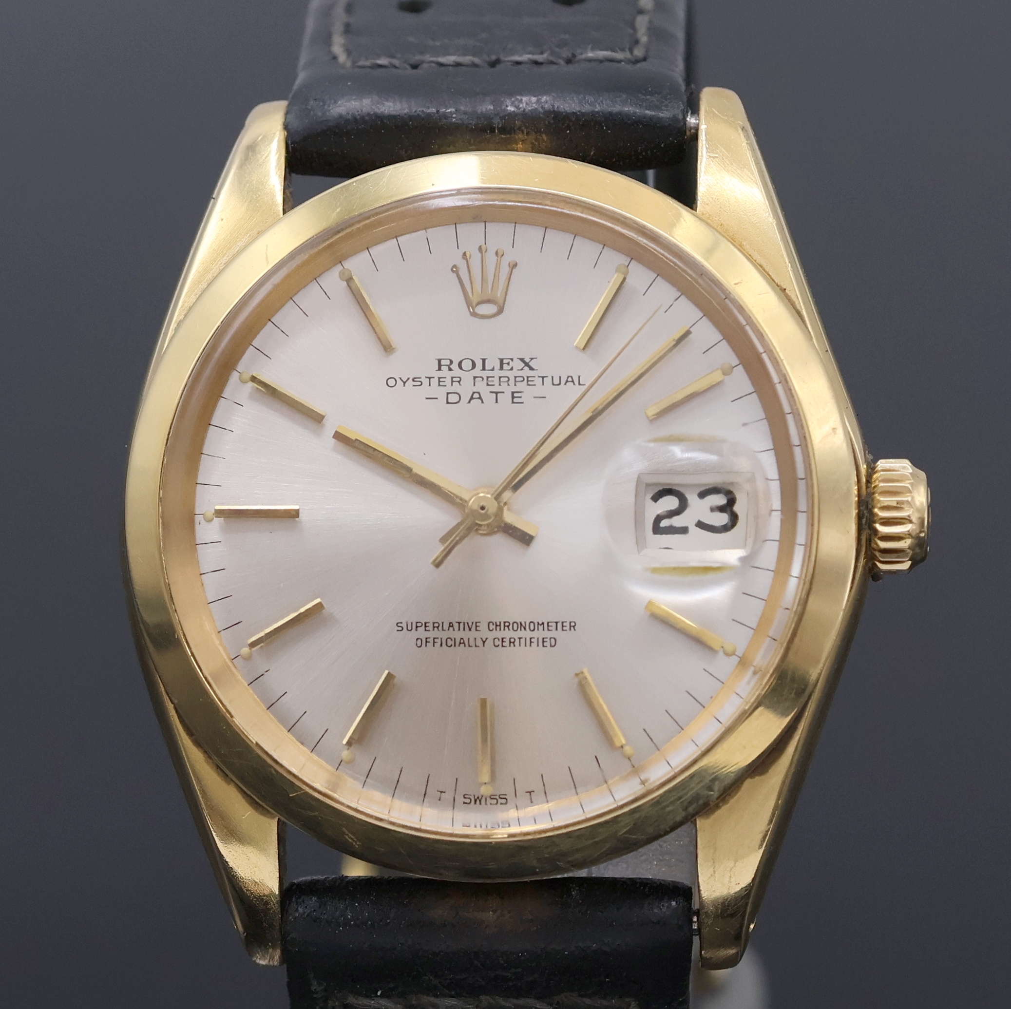 Detail b: ROLEX Oyster Perpetual Date Herrenarmbanduhr in GG 750/000 Referenz 1503, Schweiz um 1965, Automatik, Chronometer der Superlative, Boden u. Krone ...