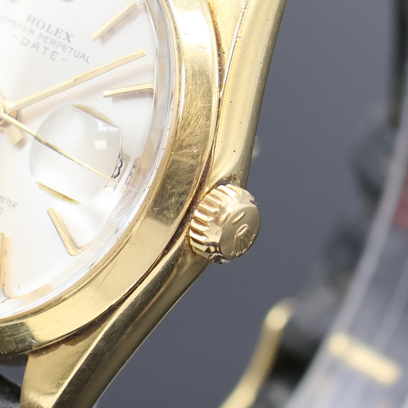 Detail c: ROLEX Oyster Perpetual Date Herrenarmbanduhr in GG 750/000 Referenz 1503, Schweiz um 1965, Automatik, Chronometer der Superlative, Boden u. Krone ...