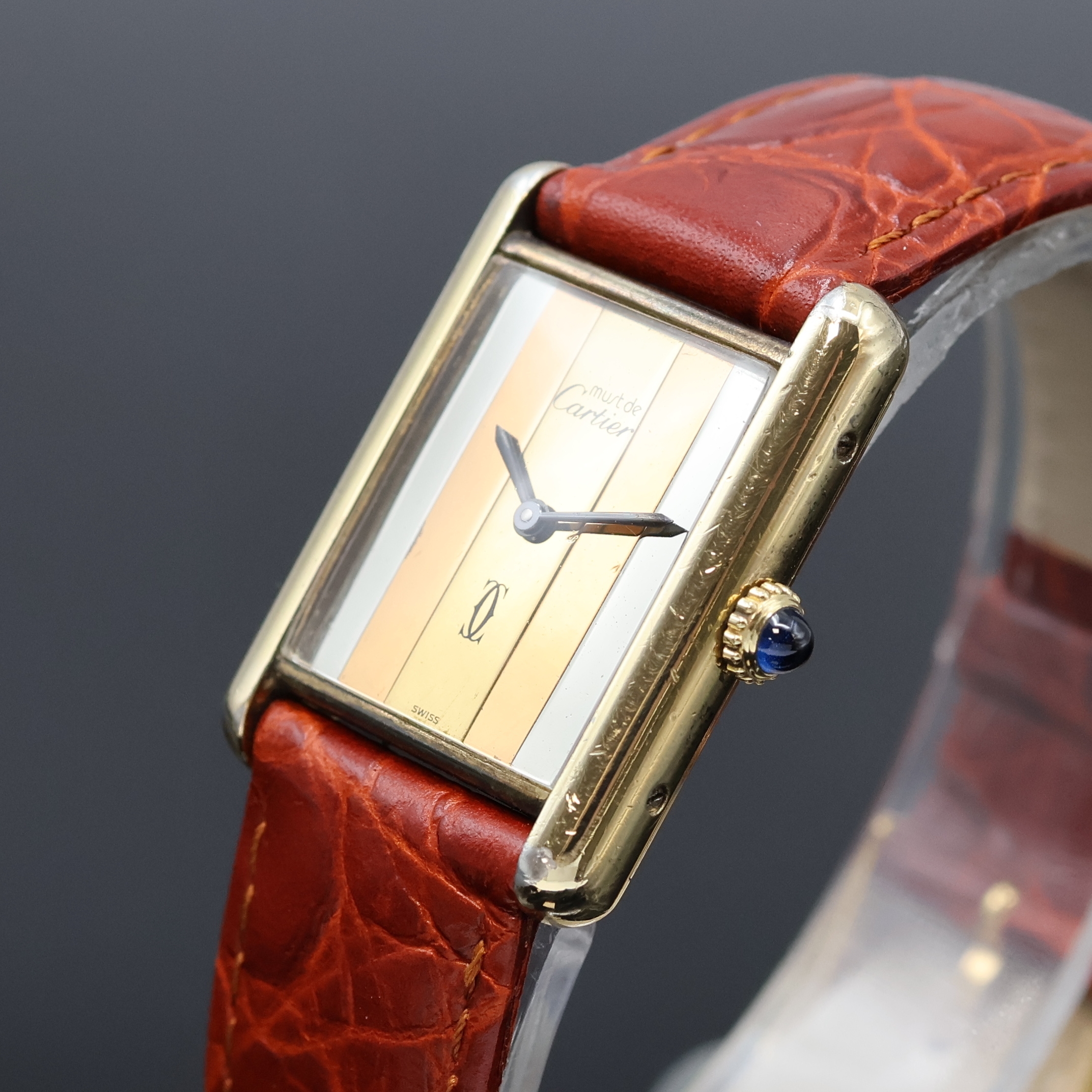 Detail b: CARTIER Tank Vermeil Damenarmbanduhr, Schweiz um 1980, Handaufzug, 2-tlg. Geh. berieben, seitl. 4-fach verschr., Krone m. Schmuckstein bes., pol., ...