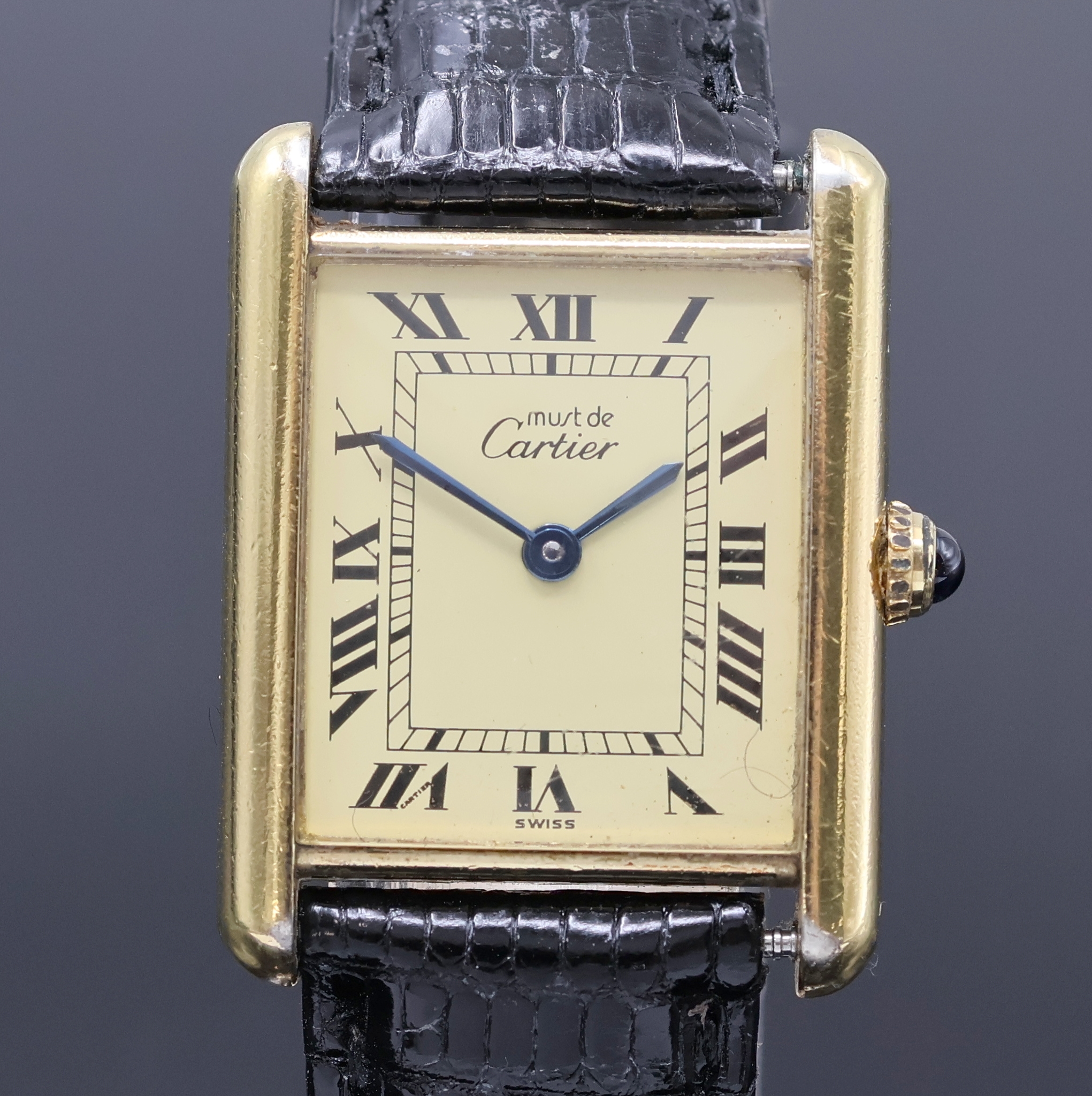 Detail a: CARTIER Armbanduhr Tank Vermeil Referenz 590005, Schweiz um 1990, quarz, 2-teil., verg. Silbergeh. inkl. Lederband m. verg. orig. Dornschl., Boden ...