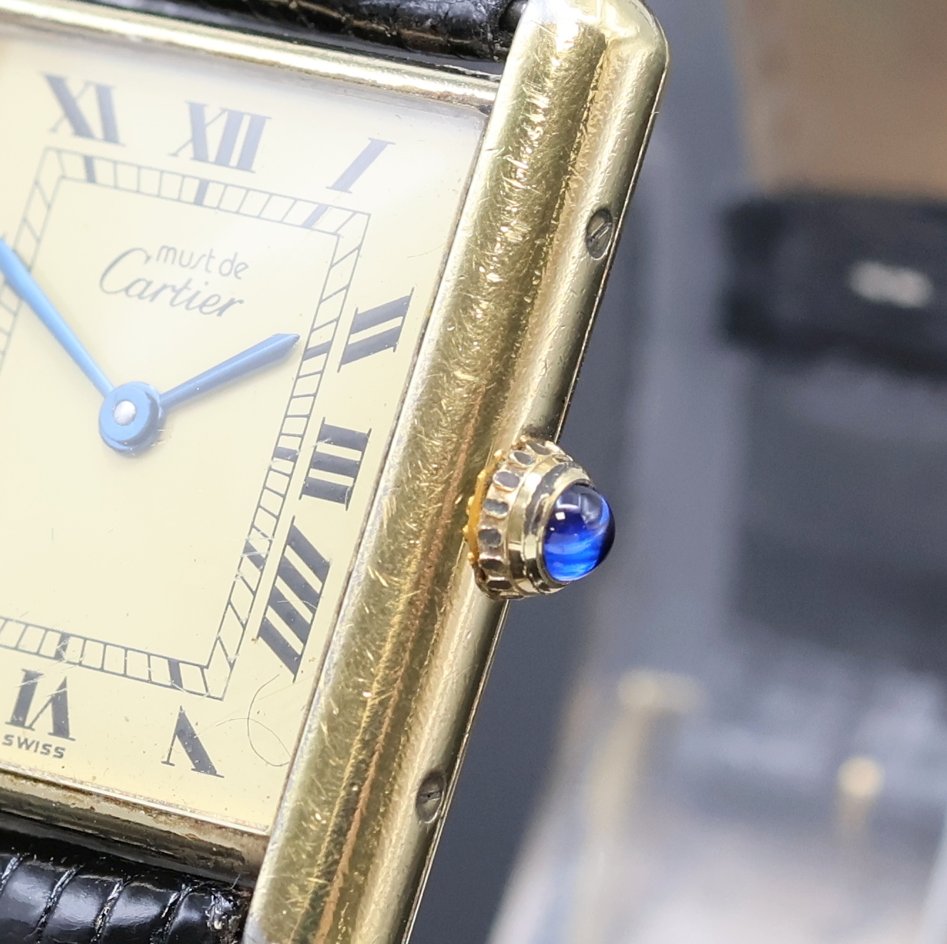 Detail b: CARTIER Armbanduhr Tank Vermeil Referenz 590005, Schweiz um 1990, quarz, 2-teil., verg. Silbergeh. inkl. Lederband m. verg. orig. Dornschl., Boden ...