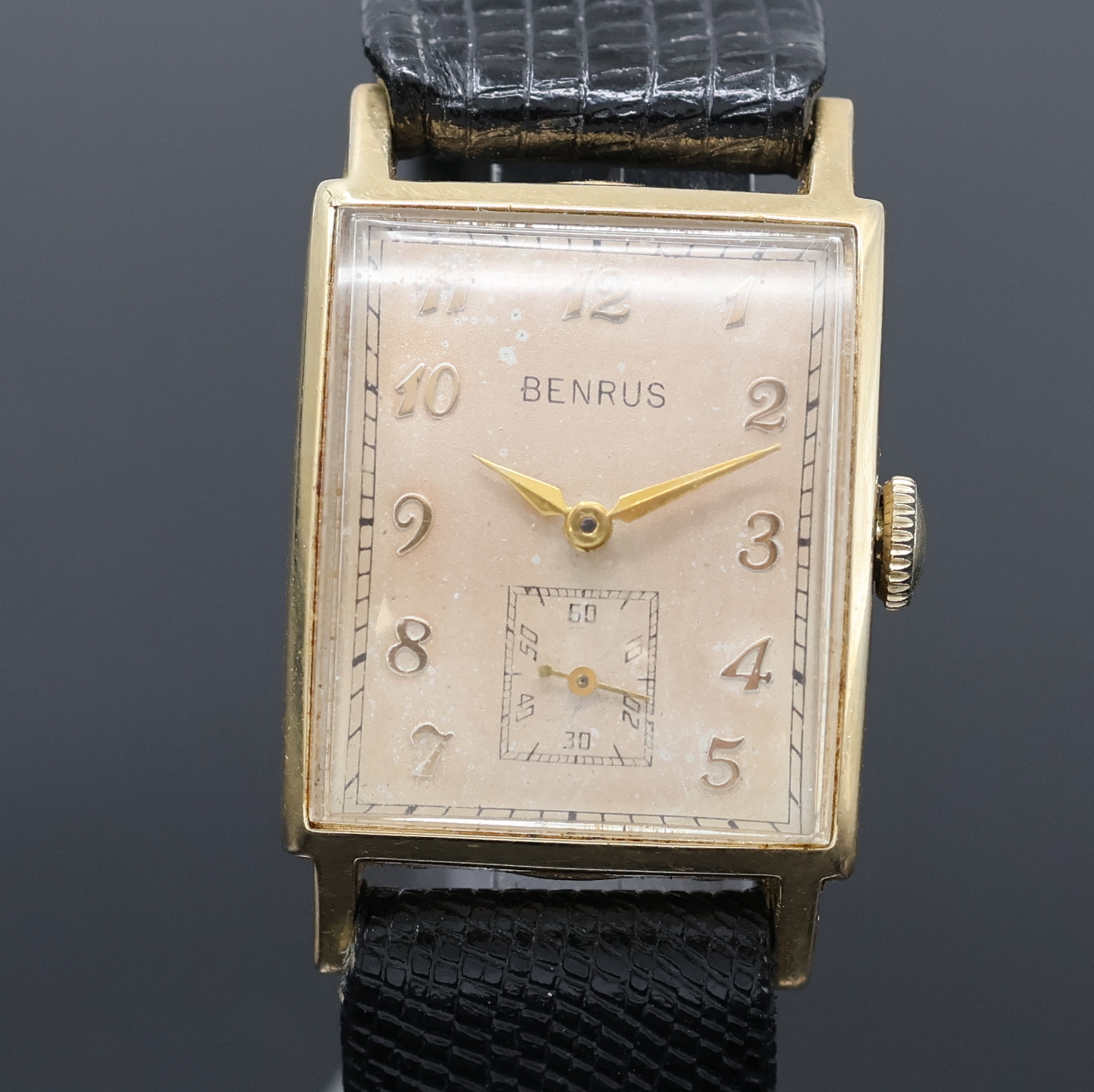 Detail a: BENRUS rechteckige Armbanduhr in RG 585/000, USA/Schweiz um 1940, Handaufzug, 2-tlg. Geh., Boden aufgedr., silb. Zifferbl. altersbed. fl./pat., ...