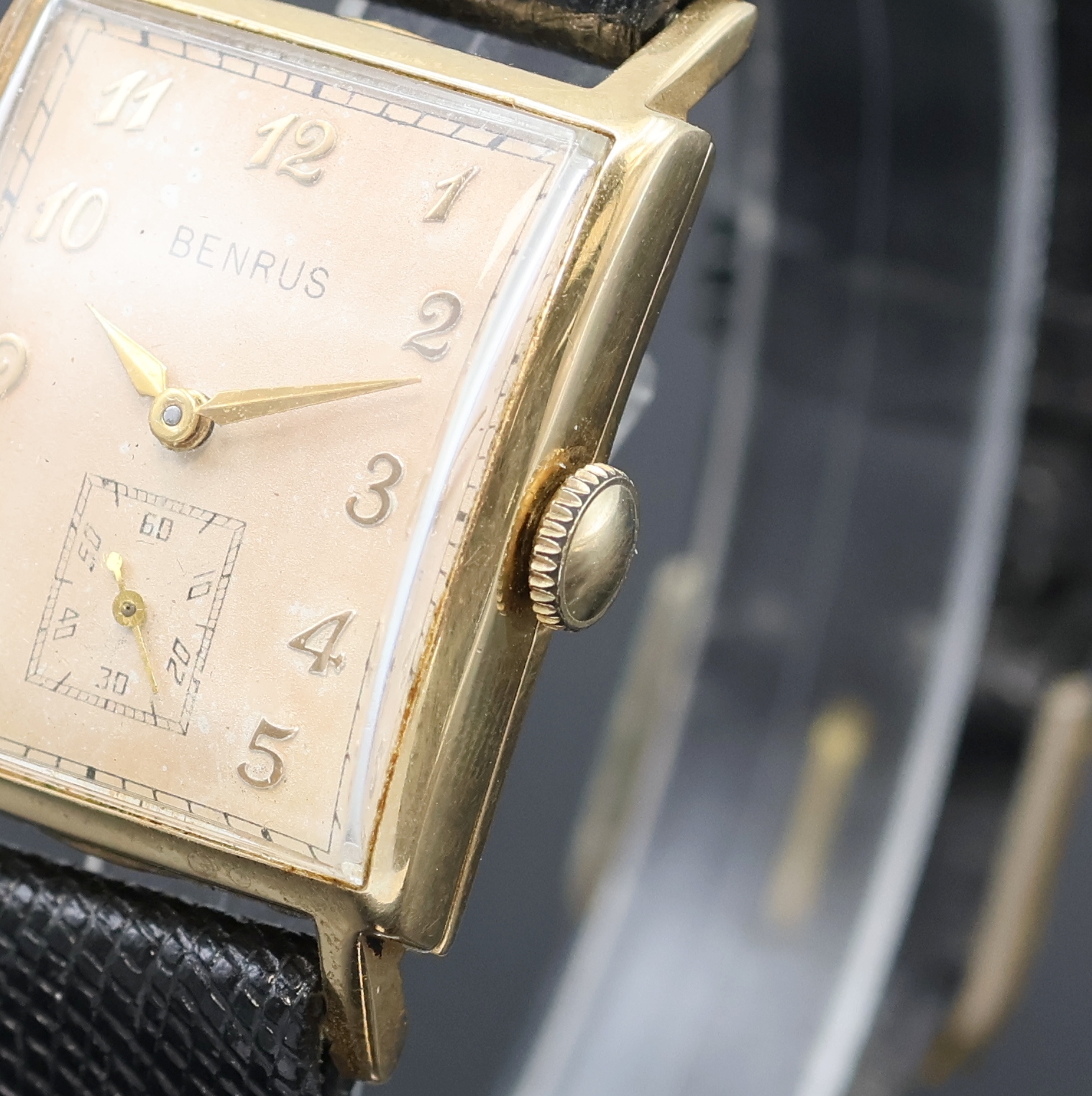 Detail b: BENRUS rechteckige Armbanduhr in RG 585/000, USA/Schweiz um 1940, Handaufzug, 2-tlg. Geh., Boden aufgedr., silb. Zifferbl. altersbed. fl./pat., ...