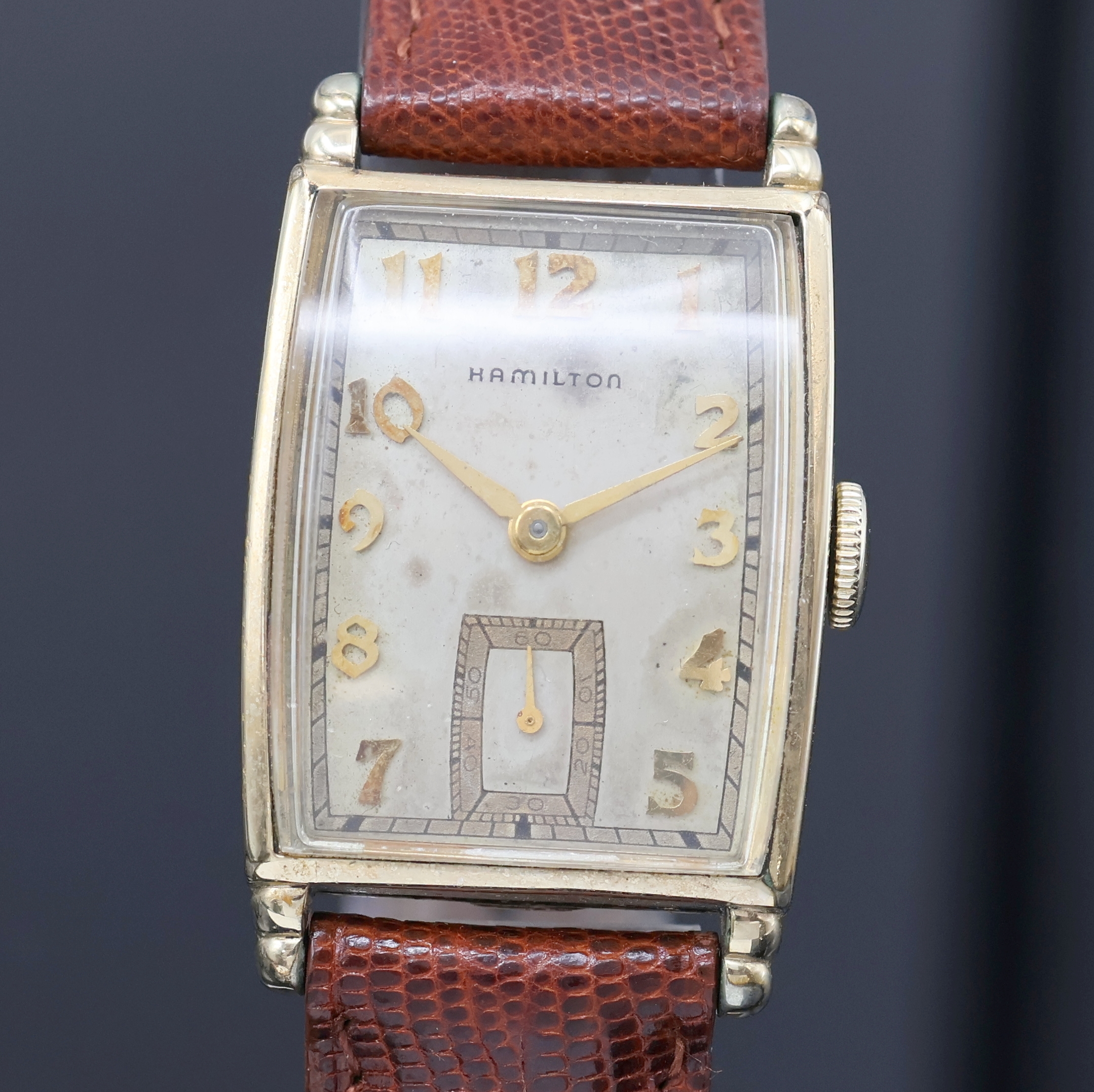 Detail c: 3 rechteckige Armbanduhren, USA um 1940/50, 2 x Elgin, davon 1 x 2-teil. GG 585/000 Geh., Boden aufgedr., schwarzes Zifferbl. bez. Lord Elgin rest., ...