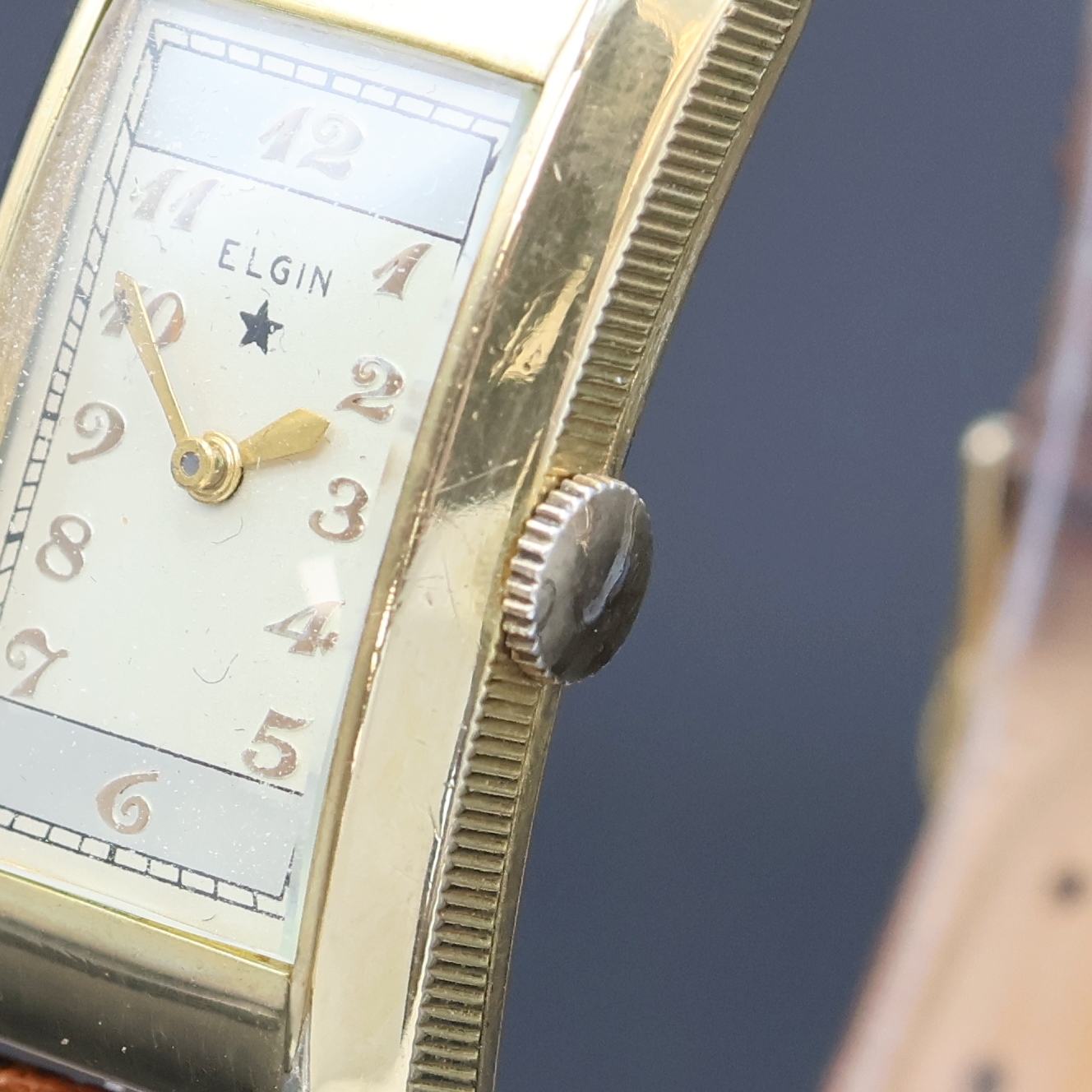 Detail d: 3 rechteckige Armbanduhren, USA um 1940/50, 2 x Elgin, davon 1 x 2-teil. GG 585/000 Geh., Boden aufgedr., schwarzes Zifferbl. bez. Lord Elgin rest., ...