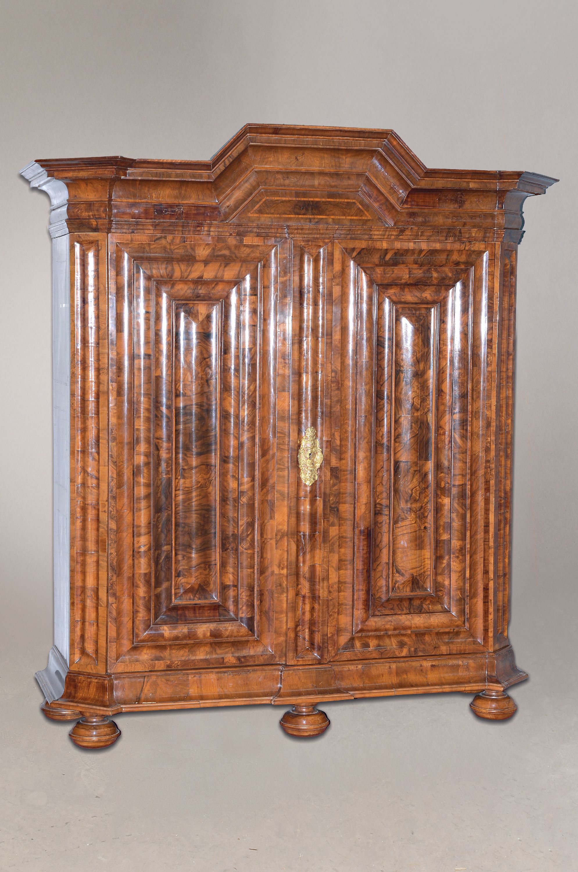 Image 27062819 - Frankfurter Wellenschrank, um 1740/50, Nußbaumfurnier, Gesims weit ausladend mit ...