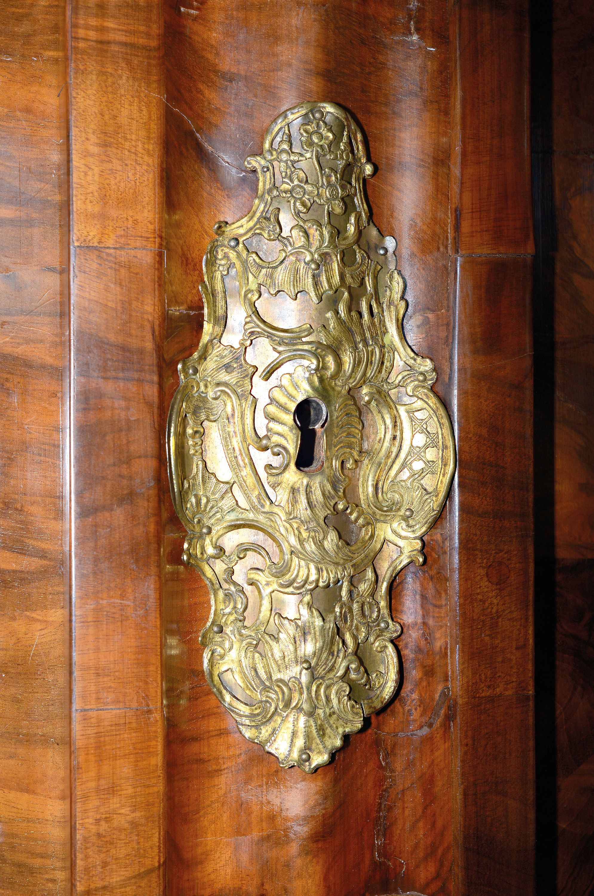 Detail a: Frankfurter Wellenschrank, um 1740/50, Nußbaumfurnier, Gesims weit ausladend mit Satteldachfront, Front mit Wellenprofil, schöne Patina, Schellack ...