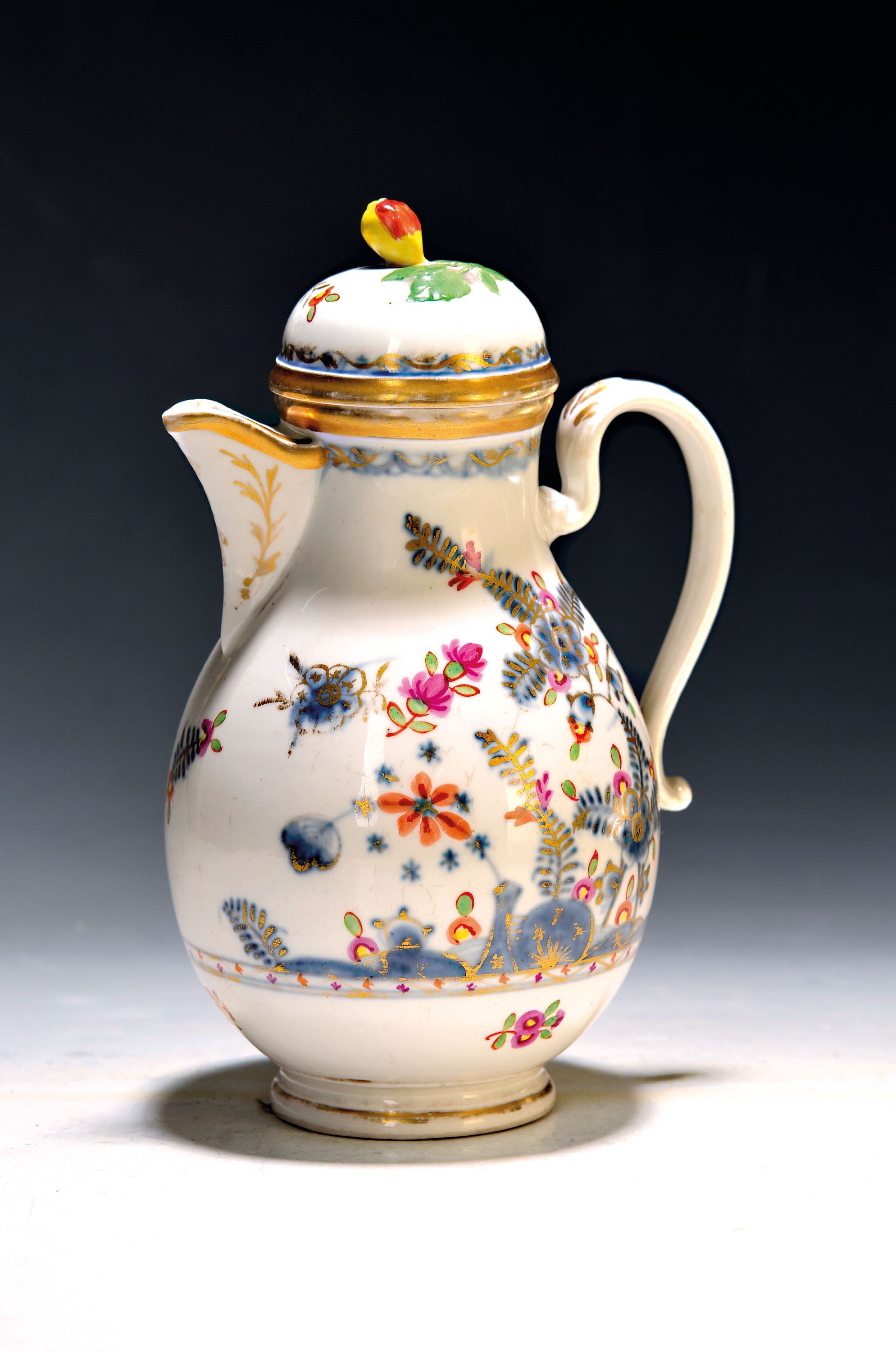 Image 27062824 - Deckelkanne, Wien, 18. Jh., Porzellan, blauer Unterglasurdekor, Goldstaffage, am Ausguß ...