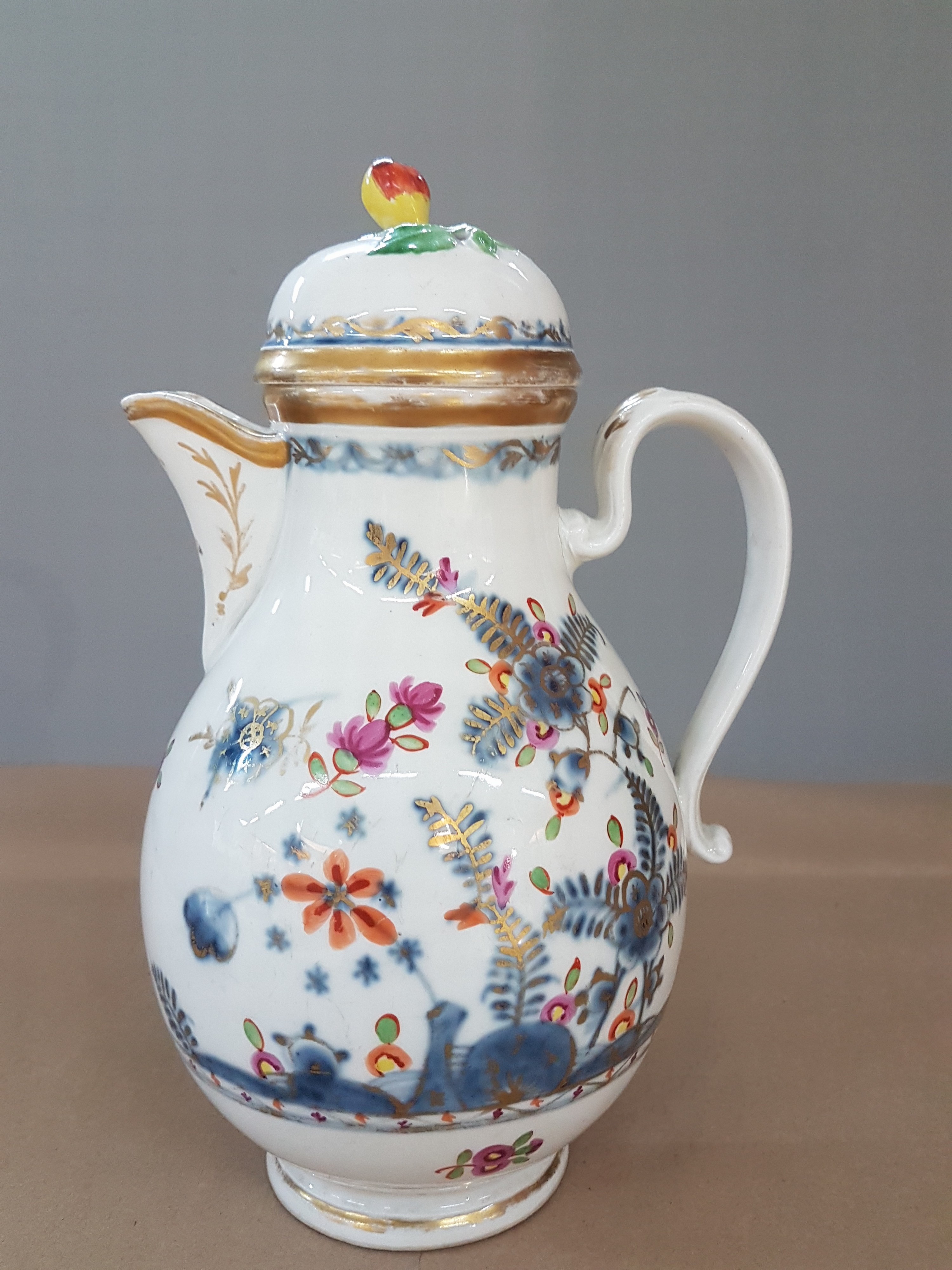 Detail a: Deckelkanne, Wien, 18. Jh., Porzellan, blauer Unterglasurdekor, Goldstaffage, am Ausguß l. best., Altersspuren, H. ca. 23cm