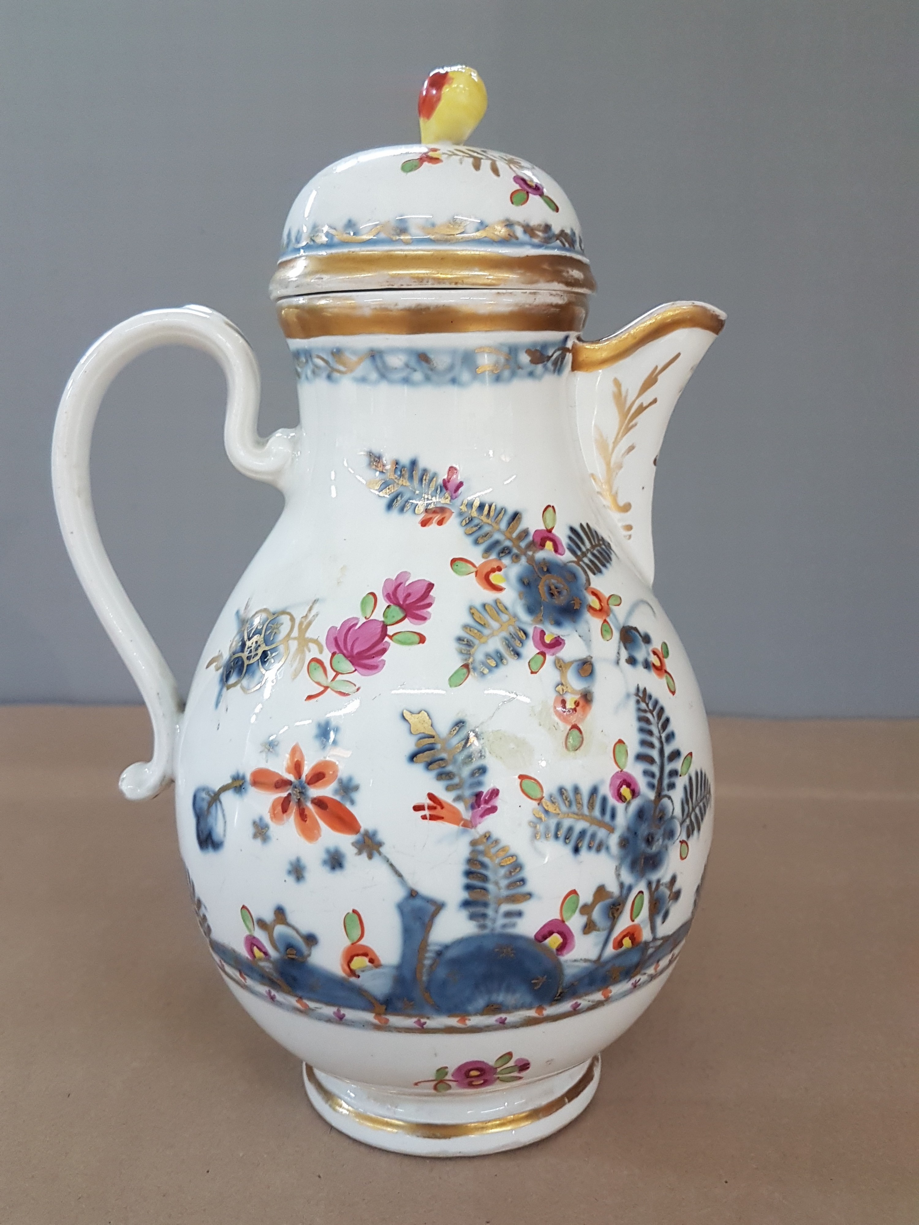 Detail c: Deckelkanne, Wien, 18. Jh., Porzellan, blauer Unterglasurdekor, Goldstaffage, am Ausguß l. best., Altersspuren, H. ca. 23cm