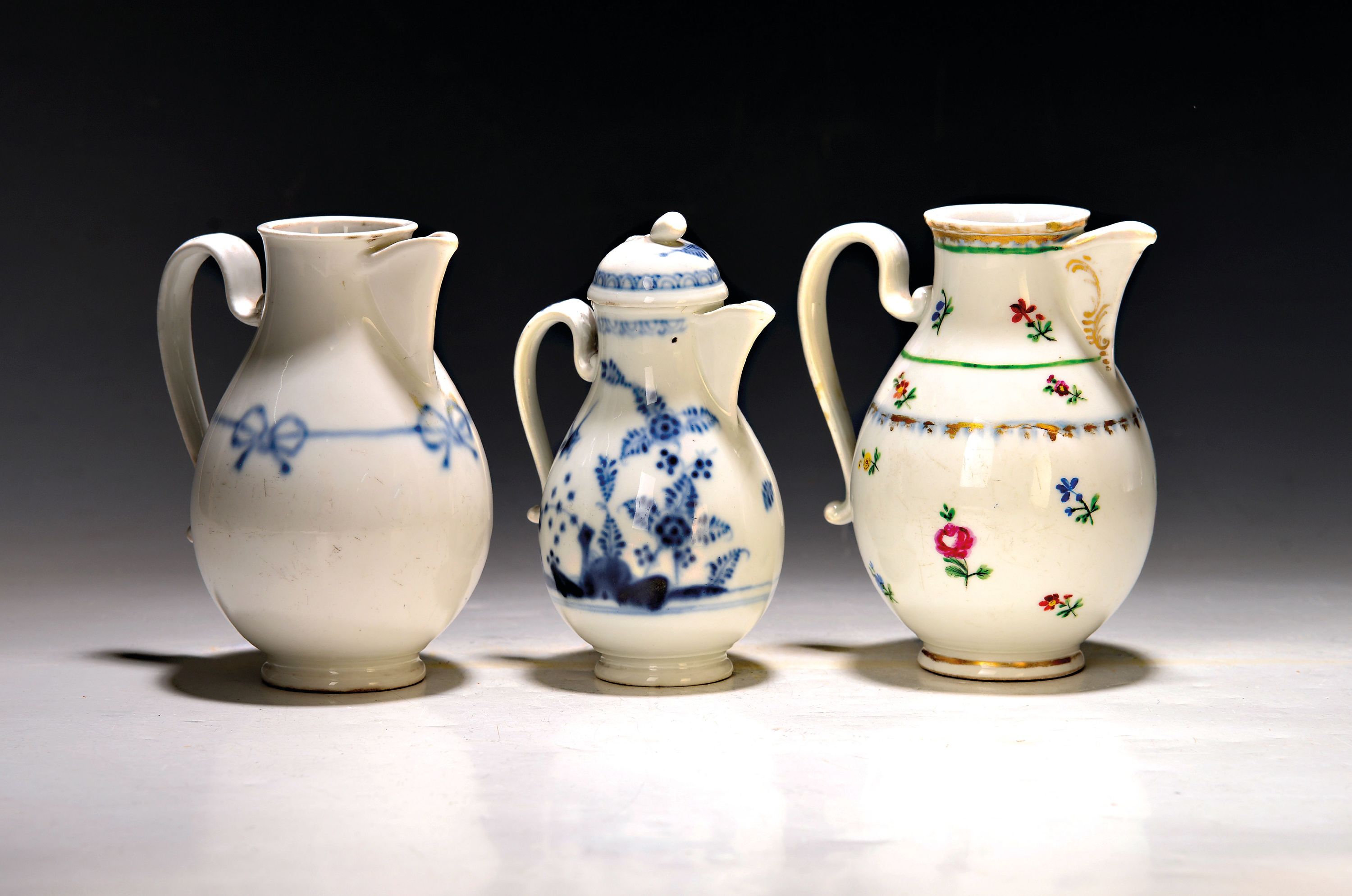 Image 27062826 - Drei Kannen, Wien, 18. Jh., Porzellan, Unterglasurbemalung, a. gestreute Blumen, ...