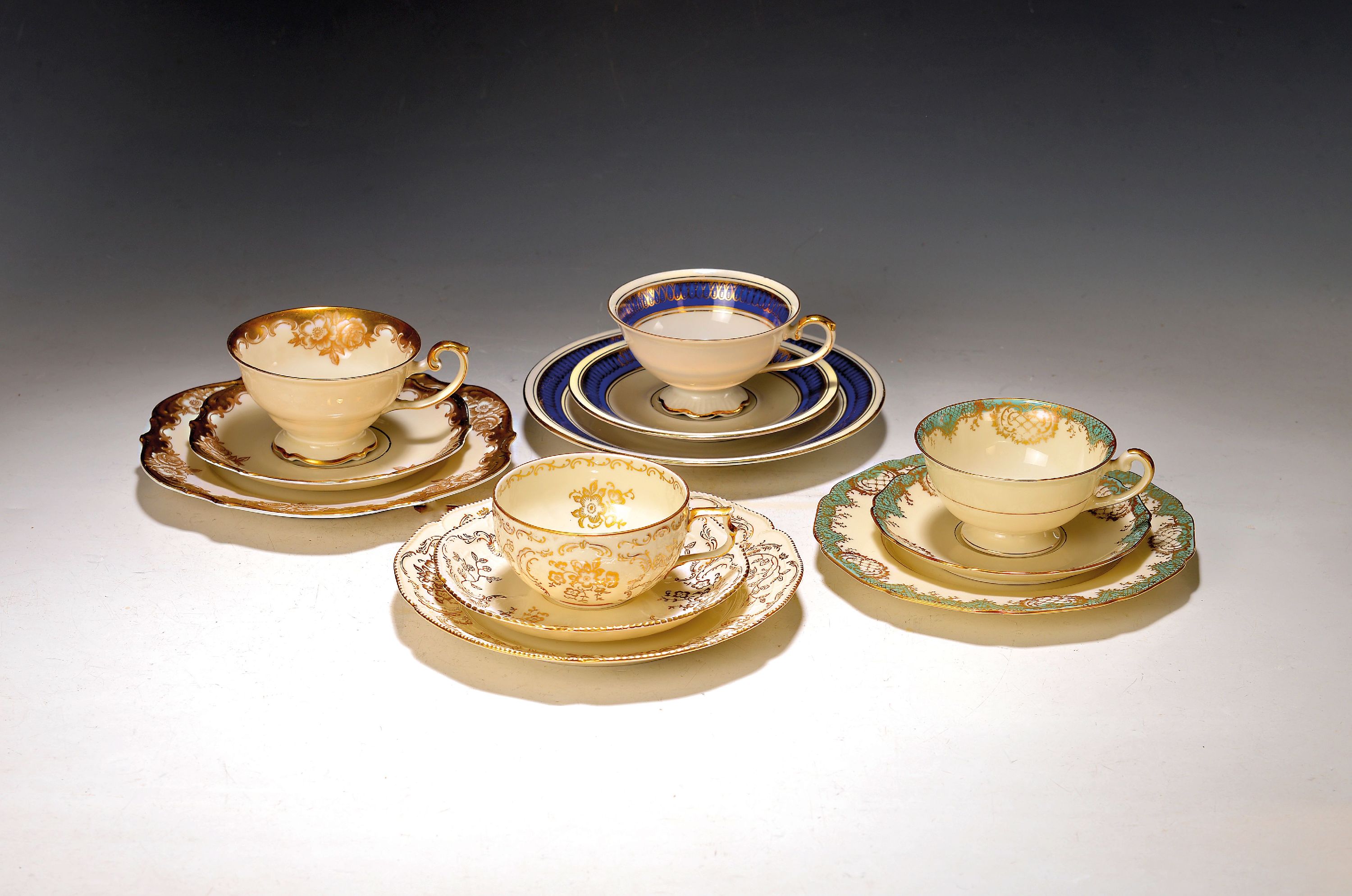 Image 27062827 - 13 Gedecke, überwiegend deutsche Manufakturen, 20.Jh., Porzellan, vergoldet, 2x ...
