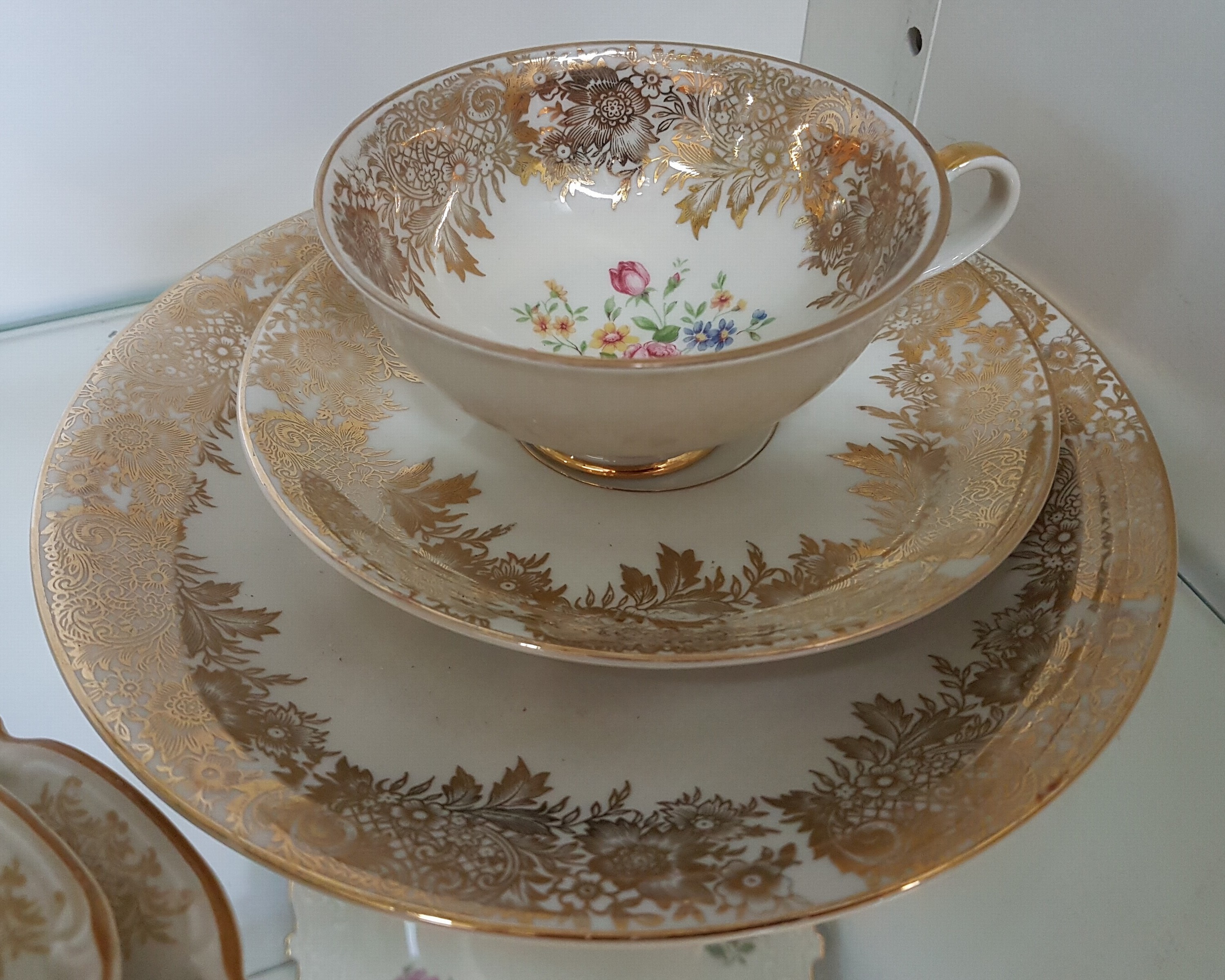 Detail b: 13 Gedecke, überwiegend deutsche Manufakturen, 20.Jh., Porzellan, vergoldet, 2x Rosenthal, Seltmann Weiden, 2x Hutschenreuther, Sorau Carstens, ...