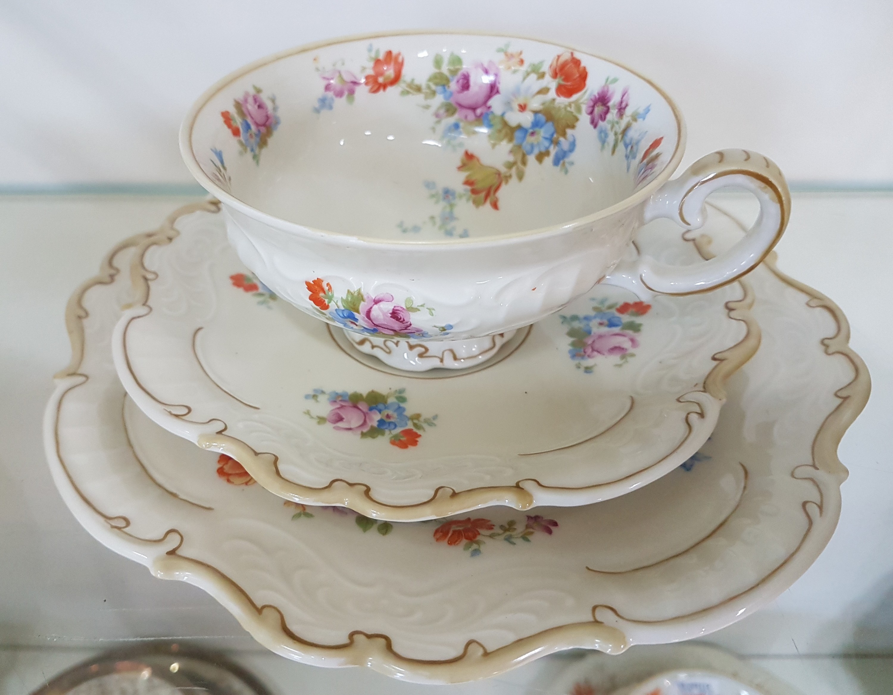Detail c: 13 Gedecke, überwiegend deutsche Manufakturen, 20.Jh., Porzellan, vergoldet, 2x Rosenthal, Seltmann Weiden, 2x Hutschenreuther, Sorau Carstens, ...