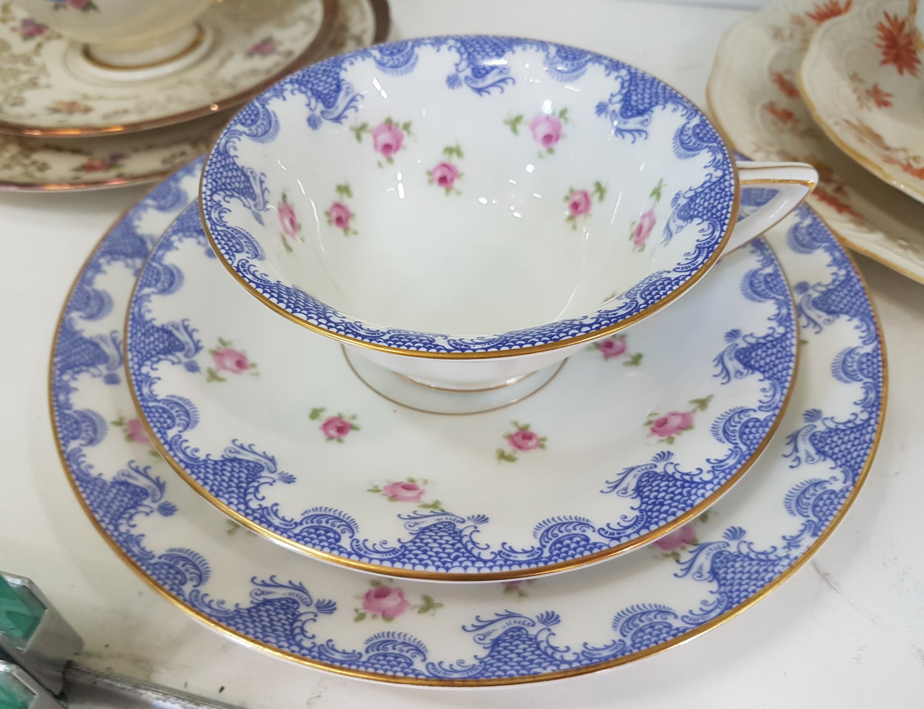 Detail d: 13 Gedecke, überwiegend deutsche Manufakturen, 20.Jh., Porzellan, vergoldet, 2x Rosenthal, Seltmann Weiden, 2x Hutschenreuther, Sorau Carstens, ...