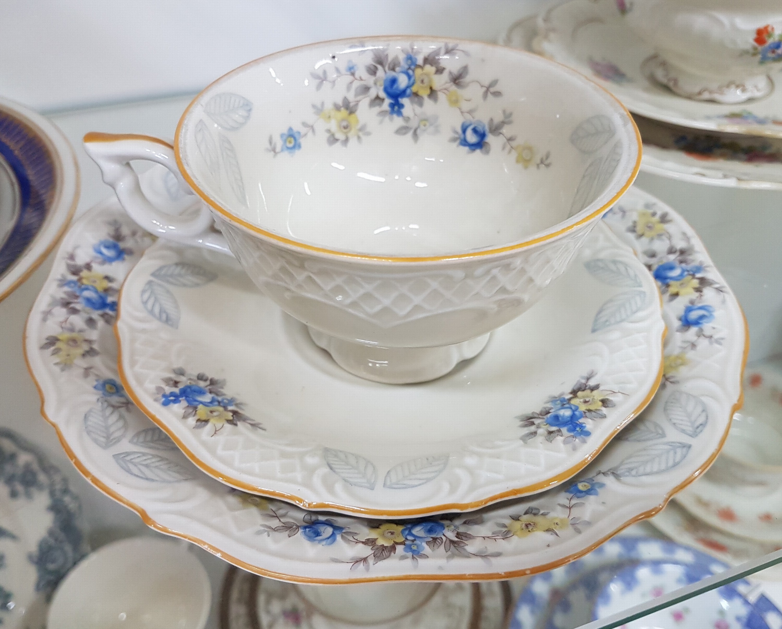 Detail f: 13 Gedecke, überwiegend deutsche Manufakturen, 20.Jh., Porzellan, vergoldet, 2x Rosenthal, Seltmann Weiden, 2x Hutschenreuther, Sorau Carstens, ...