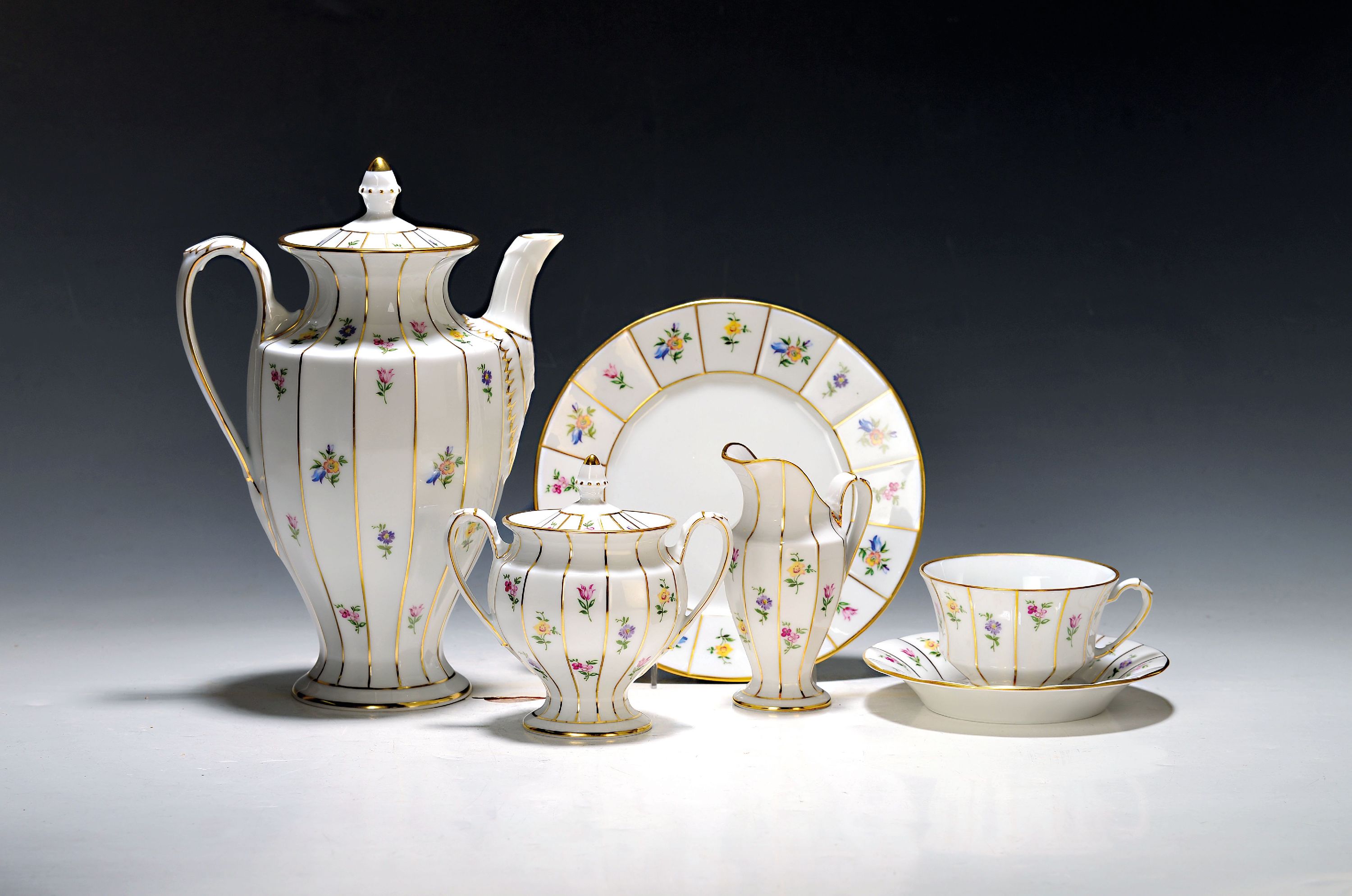 Image 27062832 - Kaffeeservice für 6 Personen, Form Greque mit Streublumen, Fürstenberg, 20.Jh., ...