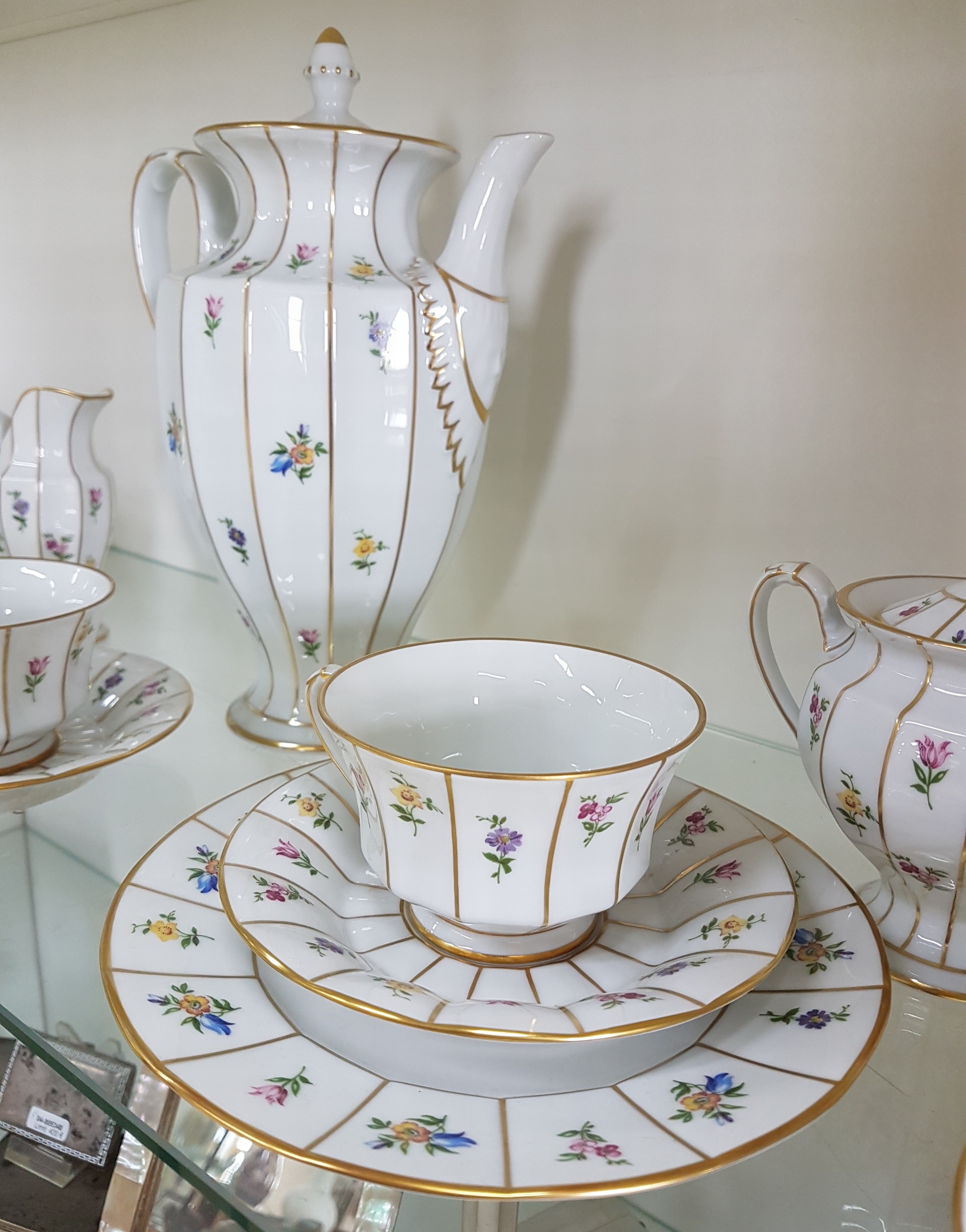 Detail a: Kaffeeservice für 6 Personen, Form Greque mit Streublumen, Fürstenberg, 20.Jh., Porzellan, polychromer Dekor, Kaffeekanne, 6 Tassen mit UT, 6 ...
