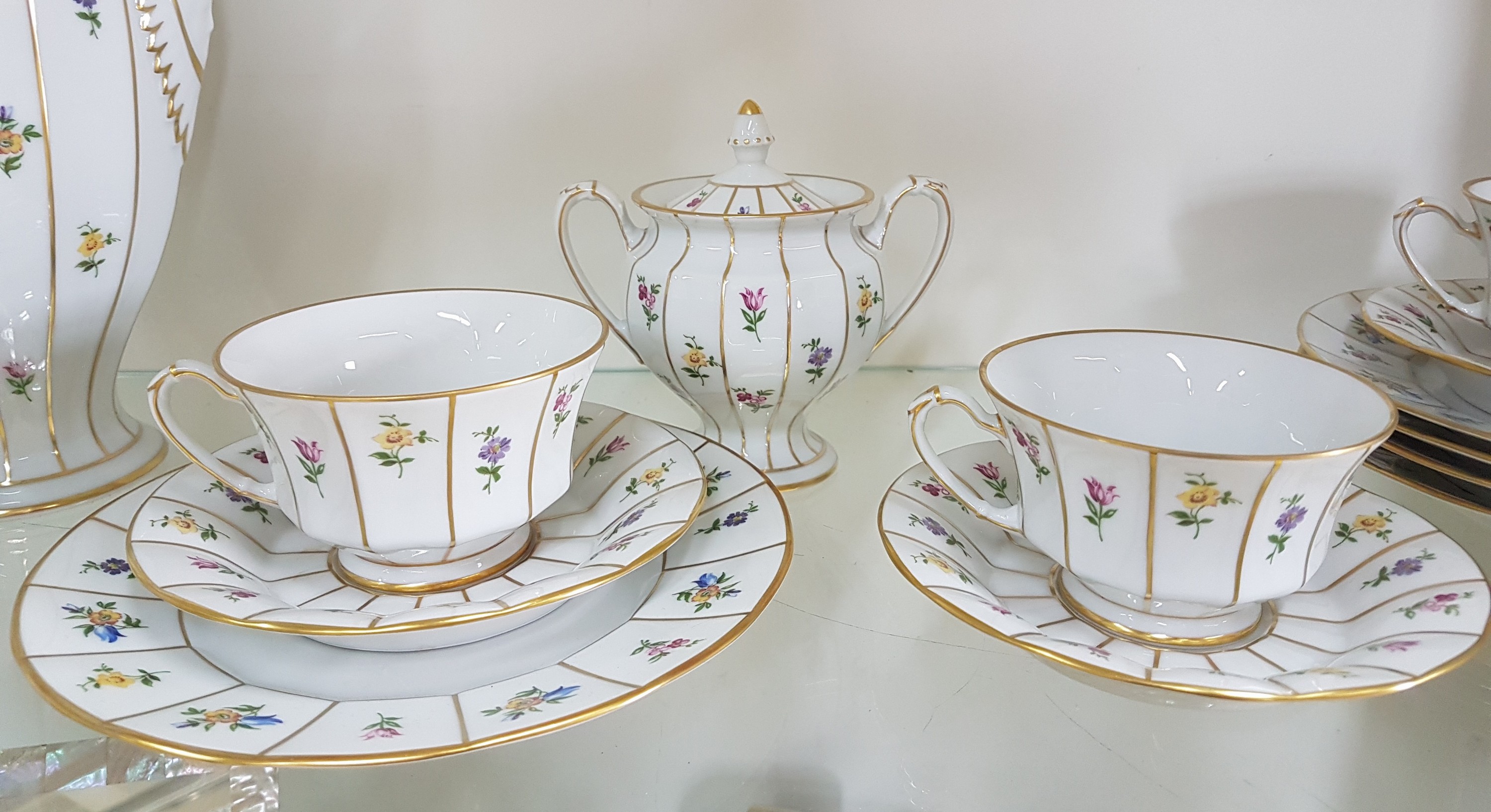 Detail b: Kaffeeservice für 6 Personen, Form Greque mit Streublumen, Fürstenberg, 20.Jh., Porzellan, polychromer Dekor, Kaffeekanne, 6 Tassen mit UT, 6 ...