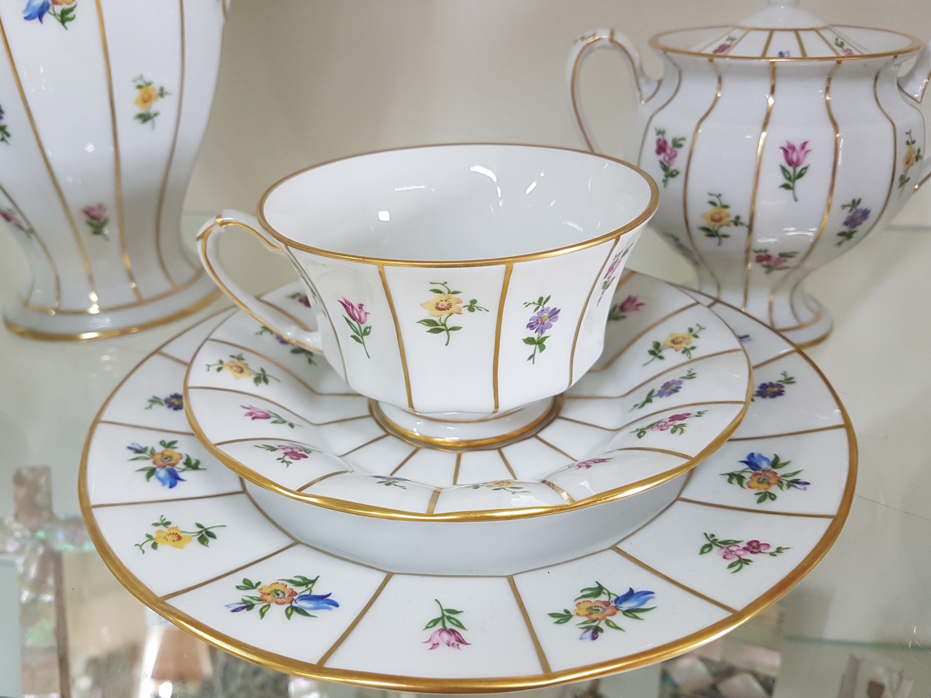 Detail c: Kaffeeservice für 6 Personen, Form Greque mit Streublumen, Fürstenberg, 20.Jh., Porzellan, polychromer Dekor, Kaffeekanne, 6 Tassen mit UT, 6 ...
