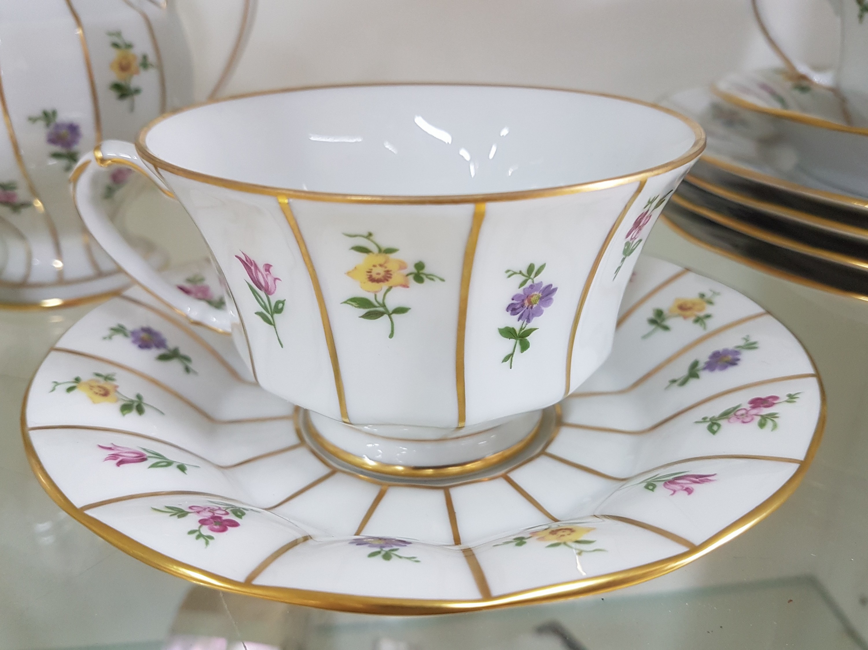 Detail d: Kaffeeservice für 6 Personen, Form Greque mit Streublumen, Fürstenberg, 20.Jh., Porzellan, polychromer Dekor, Kaffeekanne, 6 Tassen mit UT, 6 ...