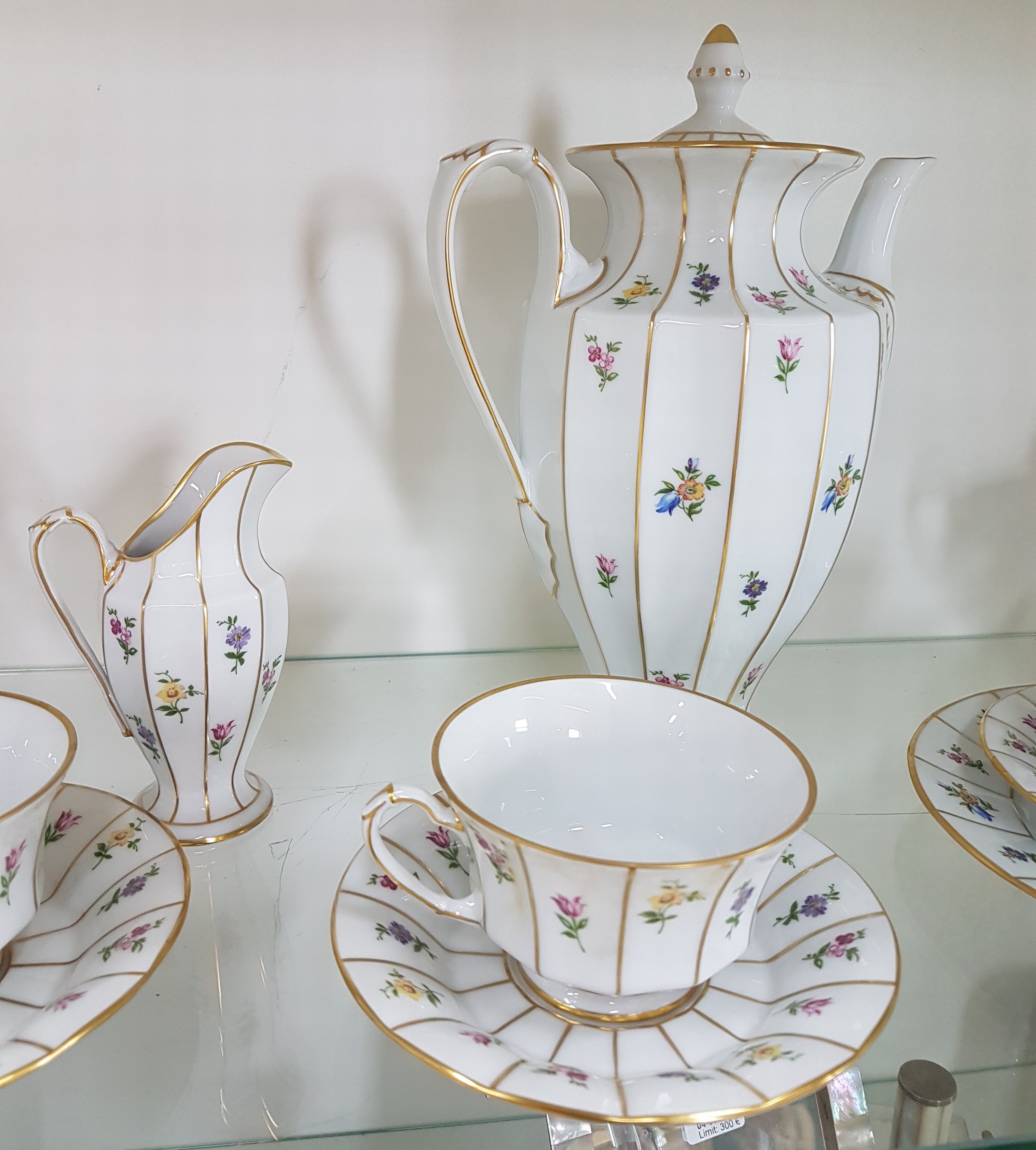 Detail e: Kaffeeservice für 6 Personen, Form Greque mit Streublumen, Fürstenberg, 20.Jh., Porzellan, polychromer Dekor, Kaffeekanne, 6 Tassen mit UT, 6 ...