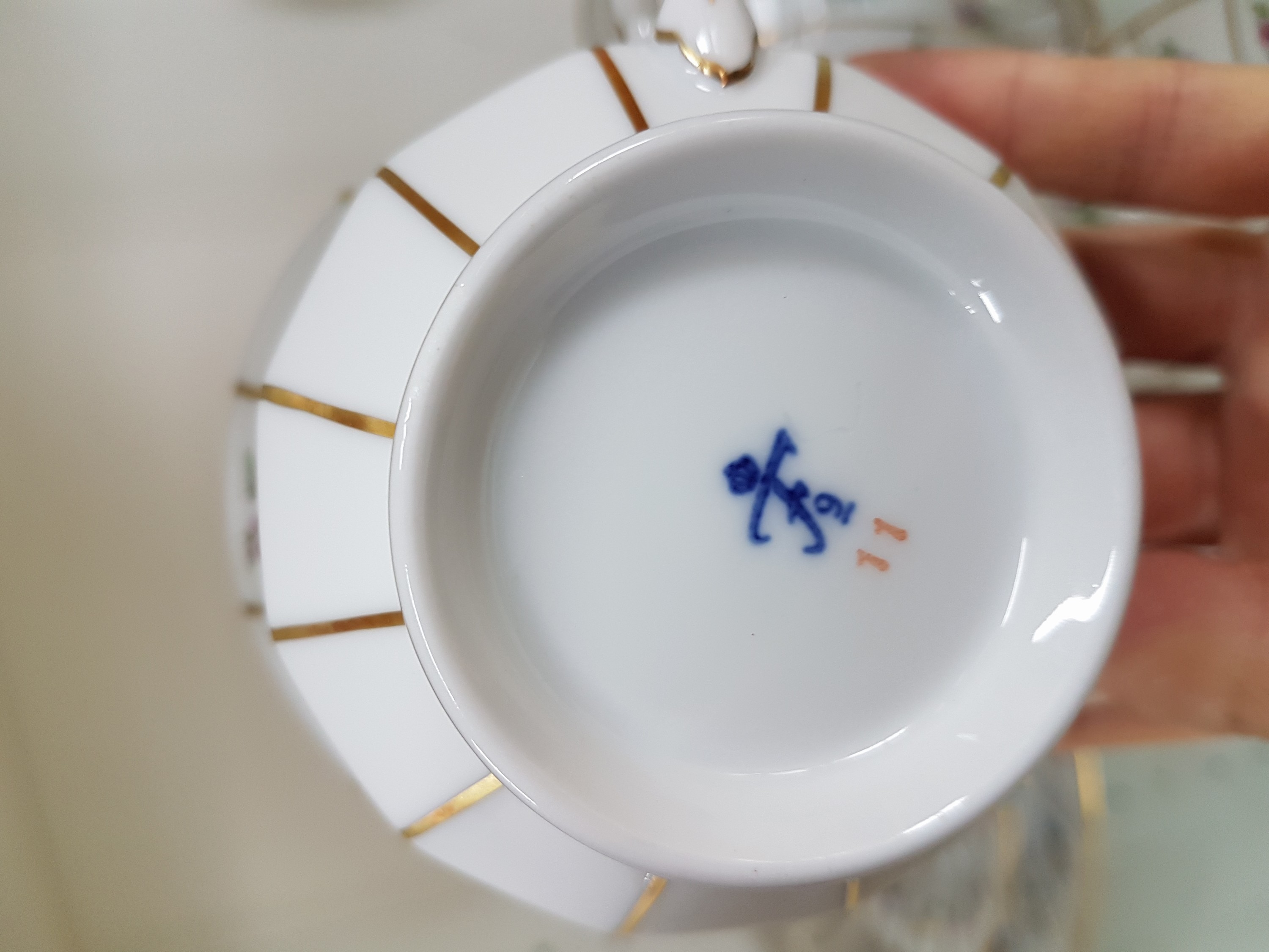 Detail f: Kaffeeservice für 6 Personen, Form Greque mit Streublumen, Fürstenberg, 20.Jh., Porzellan, polychromer Dekor, Kaffeekanne, 6 Tassen mit UT, 6 ...