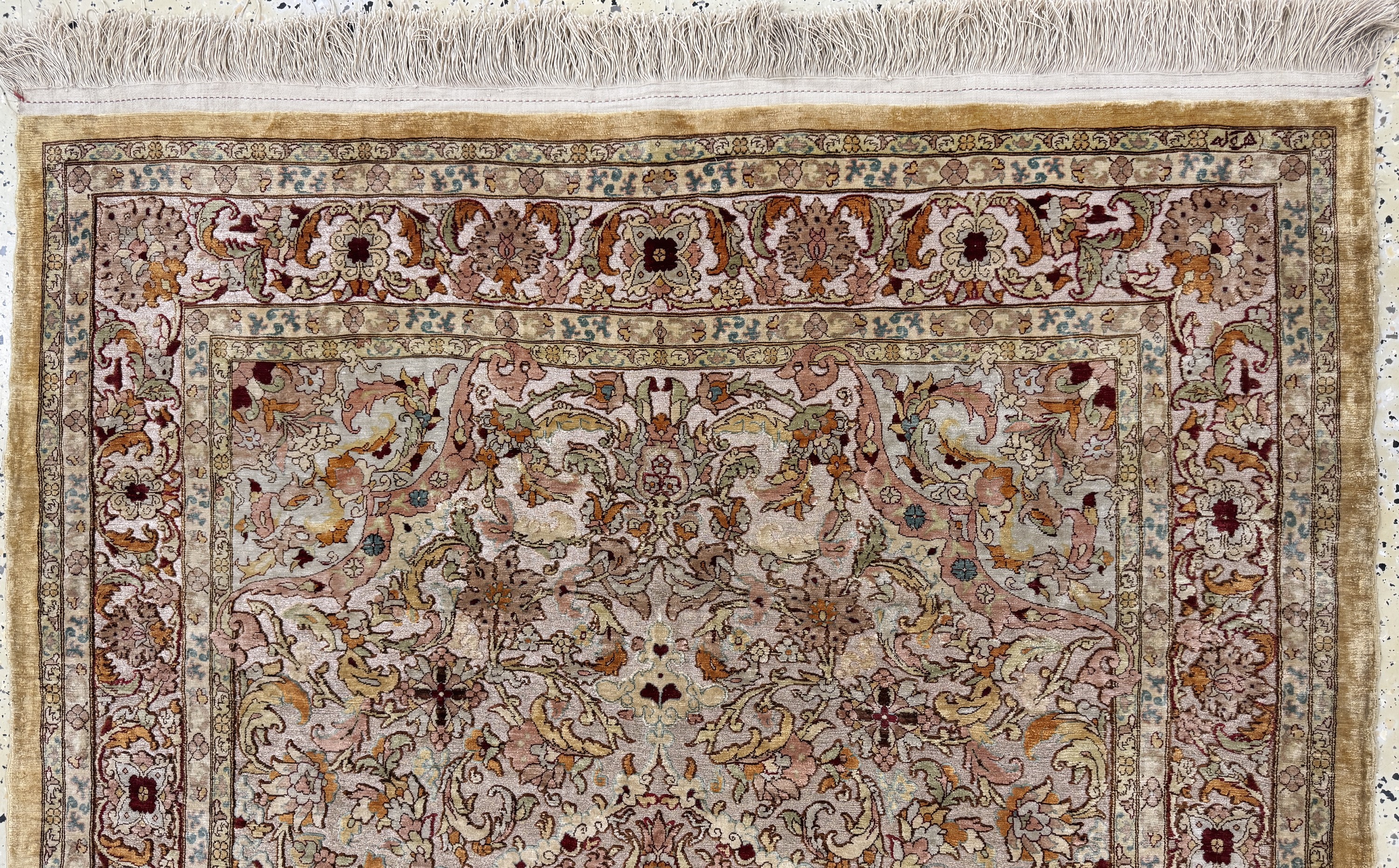 Detail a: Hereke Seide fein signiert, Türkei, Mitte 20.Jhd, reine Naturseide"Metallbroschiert", ca. 185 x 123 cm, ca. 1 Mio Kn/qm, EHZ: 1-2