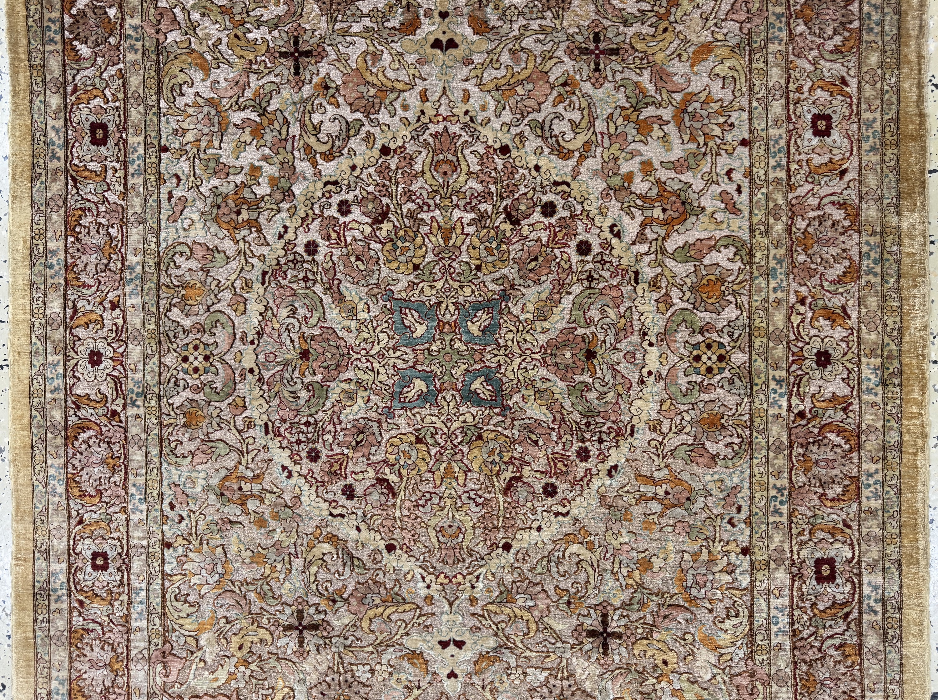 Detail b: Hereke Seide fein signiert, Türkei, Mitte 20.Jhd, reine Naturseide"Metallbroschiert", ca. 185 x 123 cm, ca. 1 Mio Kn/qm, EHZ: 1-2